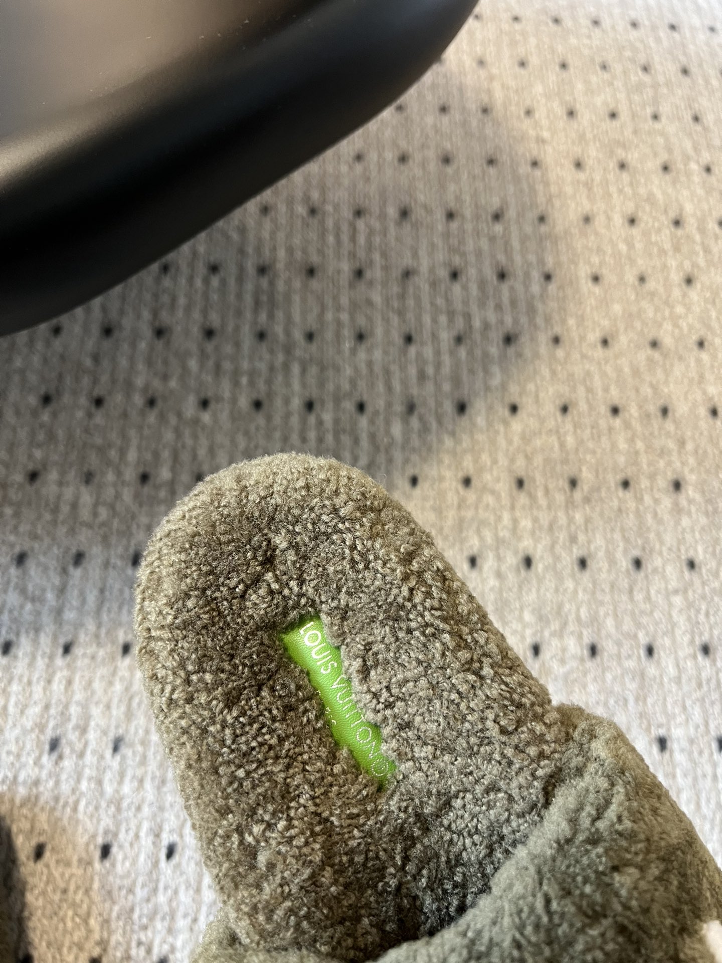 Lv驴牌新品泰迪羊毛拖自留款。超温暖的感觉，穿上仿佛踩在云朵上。家具，出行满分之选。主要他比一般的毛拖还