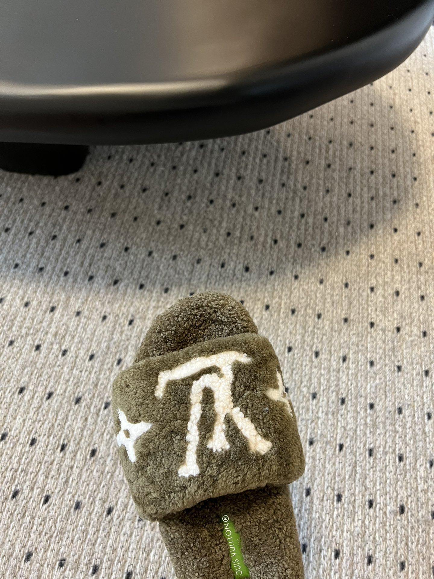 Lv驴牌新品泰迪羊毛拖自留款。超温暖的感觉，穿上仿佛踩在云朵上。家具，出行满分之选。主要他比一般的毛拖还