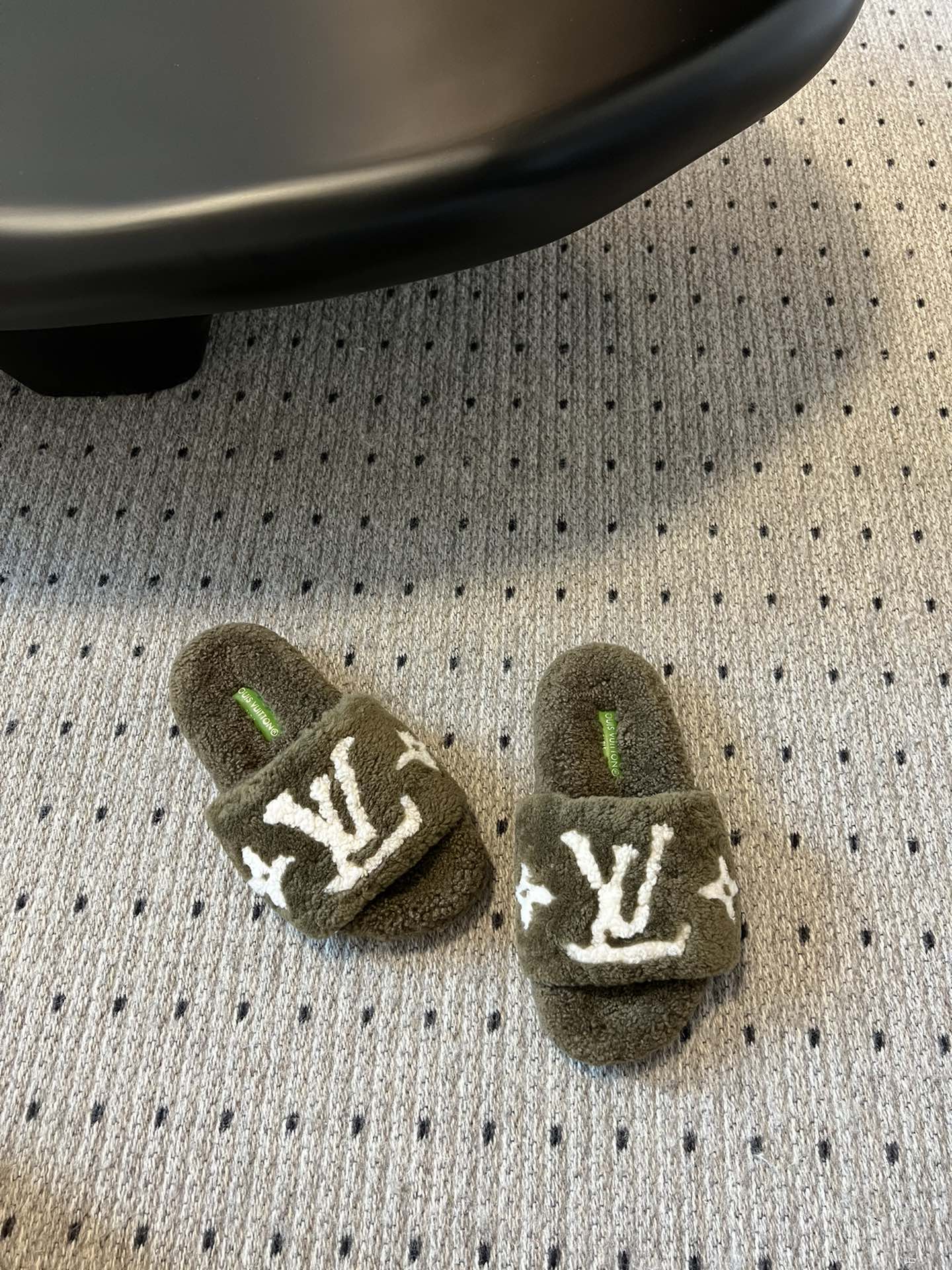 Lv驴牌新品泰迪羊毛拖自留款。超温暖的感觉，穿上仿佛踩在云朵上。家具，出行满分之选。主要他比一般的毛拖还