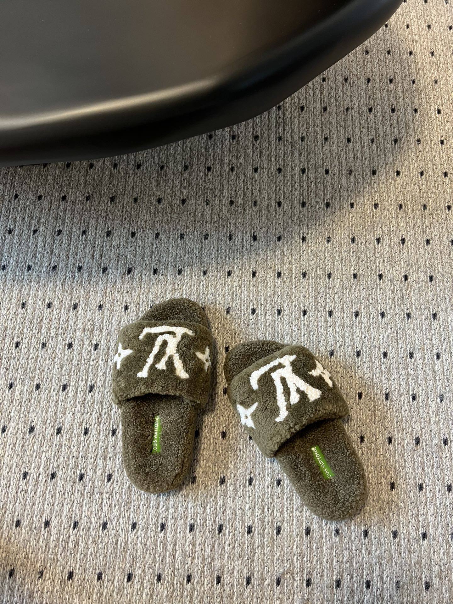 Lv驴牌新品泰迪羊毛拖自留款。超温暖的感觉，穿上仿佛踩在云朵上。家具，出行满分之选。主要他比一般的毛拖还