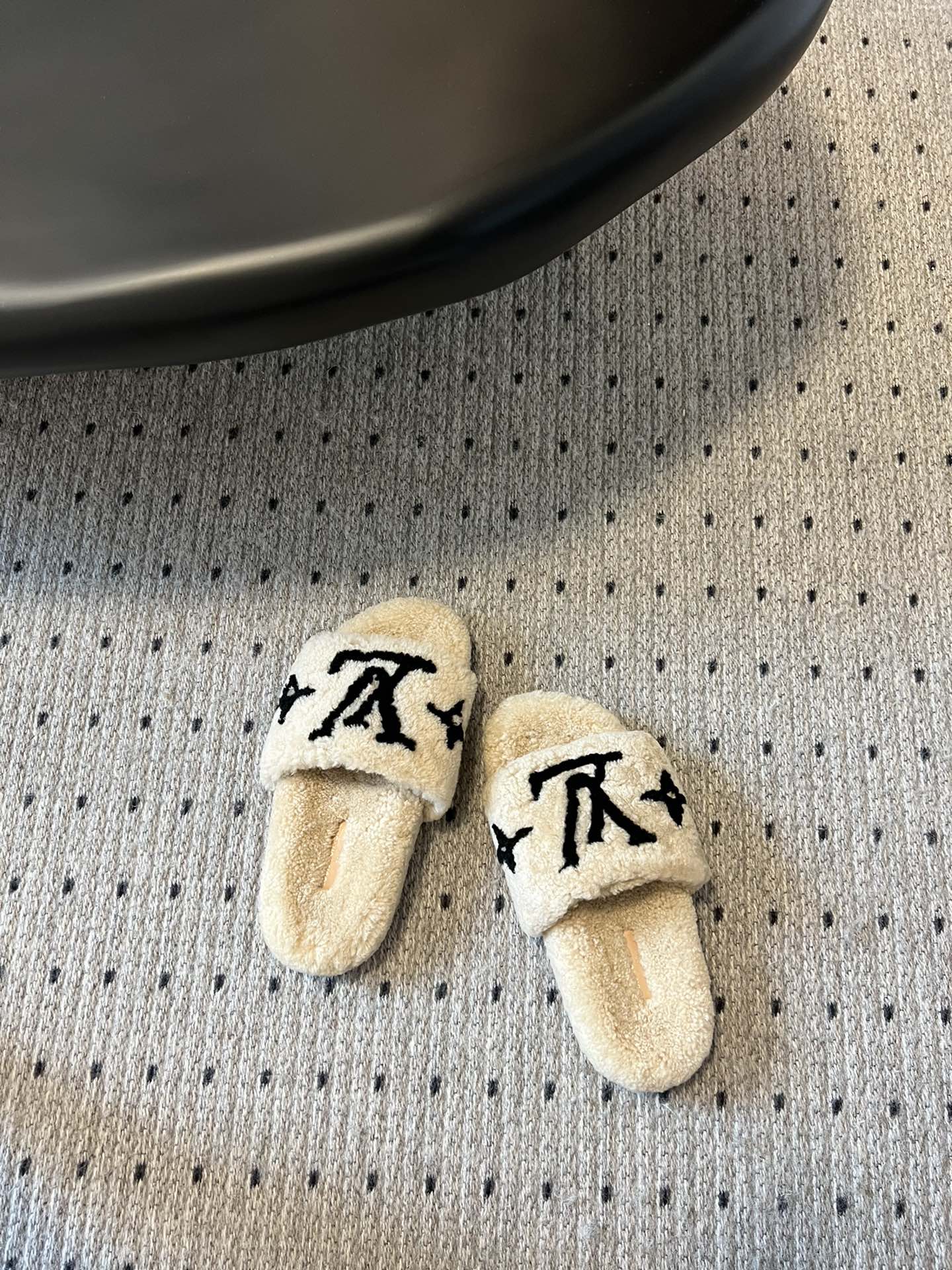 Lv驴牌新品泰迪羊毛拖自留款。超温暖的感觉，穿上仿佛踩在云朵上。家具，出行满分之选。主要他比一般的毛拖还