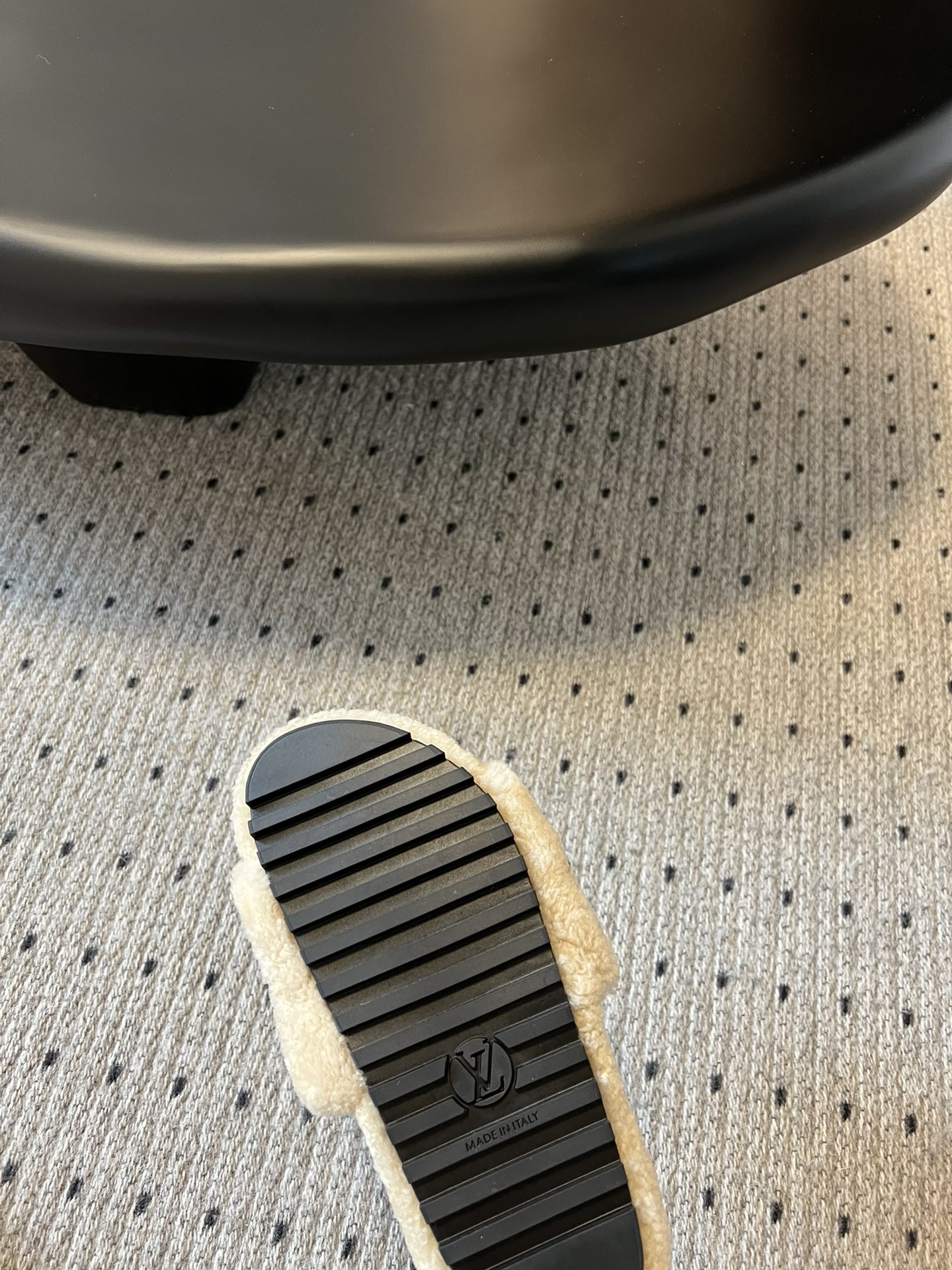 Lv驴牌新品泰迪羊毛拖自留款。超温暖的感觉，穿上仿佛踩在云朵上。家具，出行满分之选。主要他比一般的毛拖还
