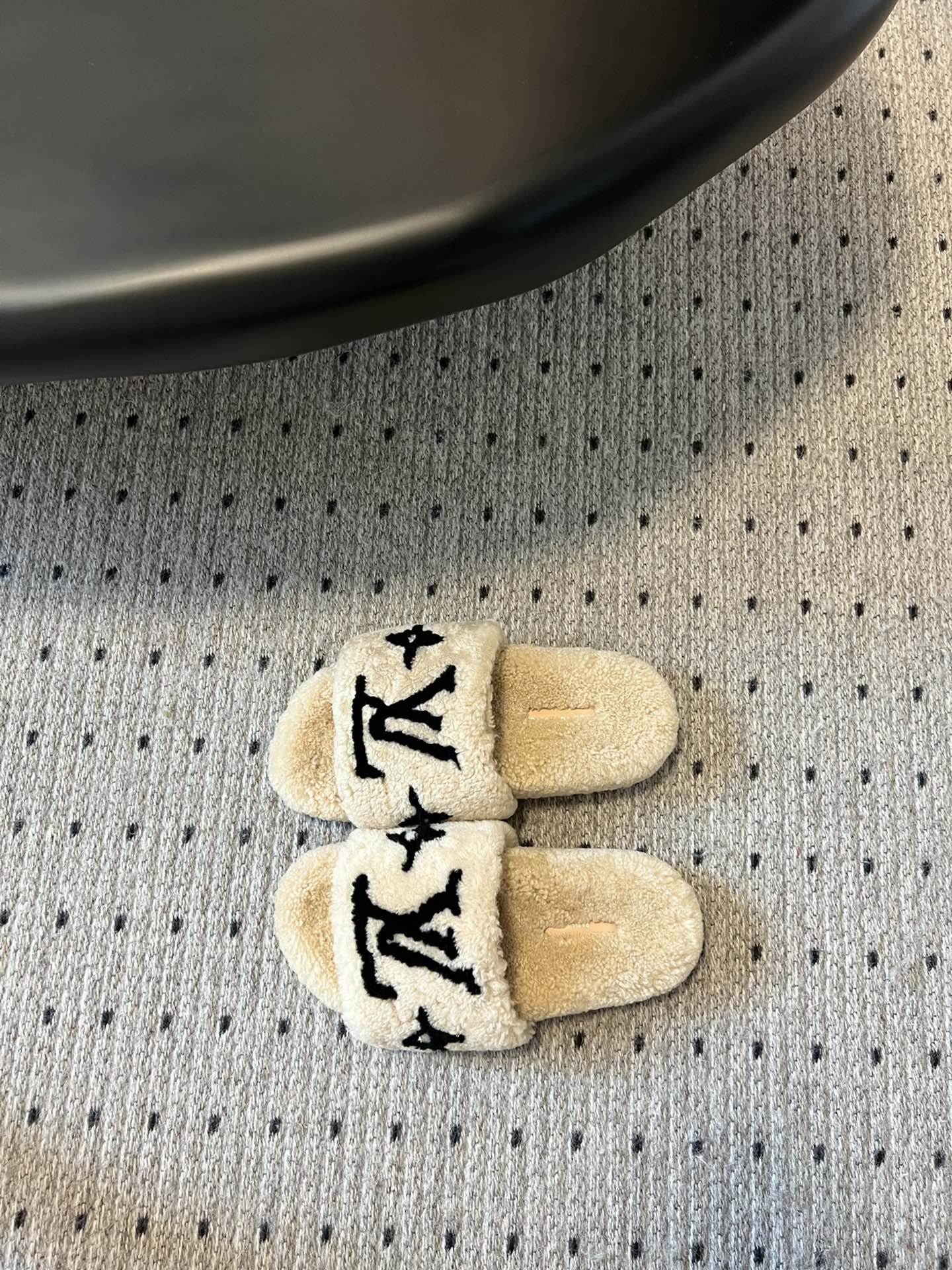 Lv驴牌新品泰迪羊毛拖自留款。超温暖的感觉，穿上仿佛踩在云朵上。家具，出行满分之选。主要他比一般的毛拖还