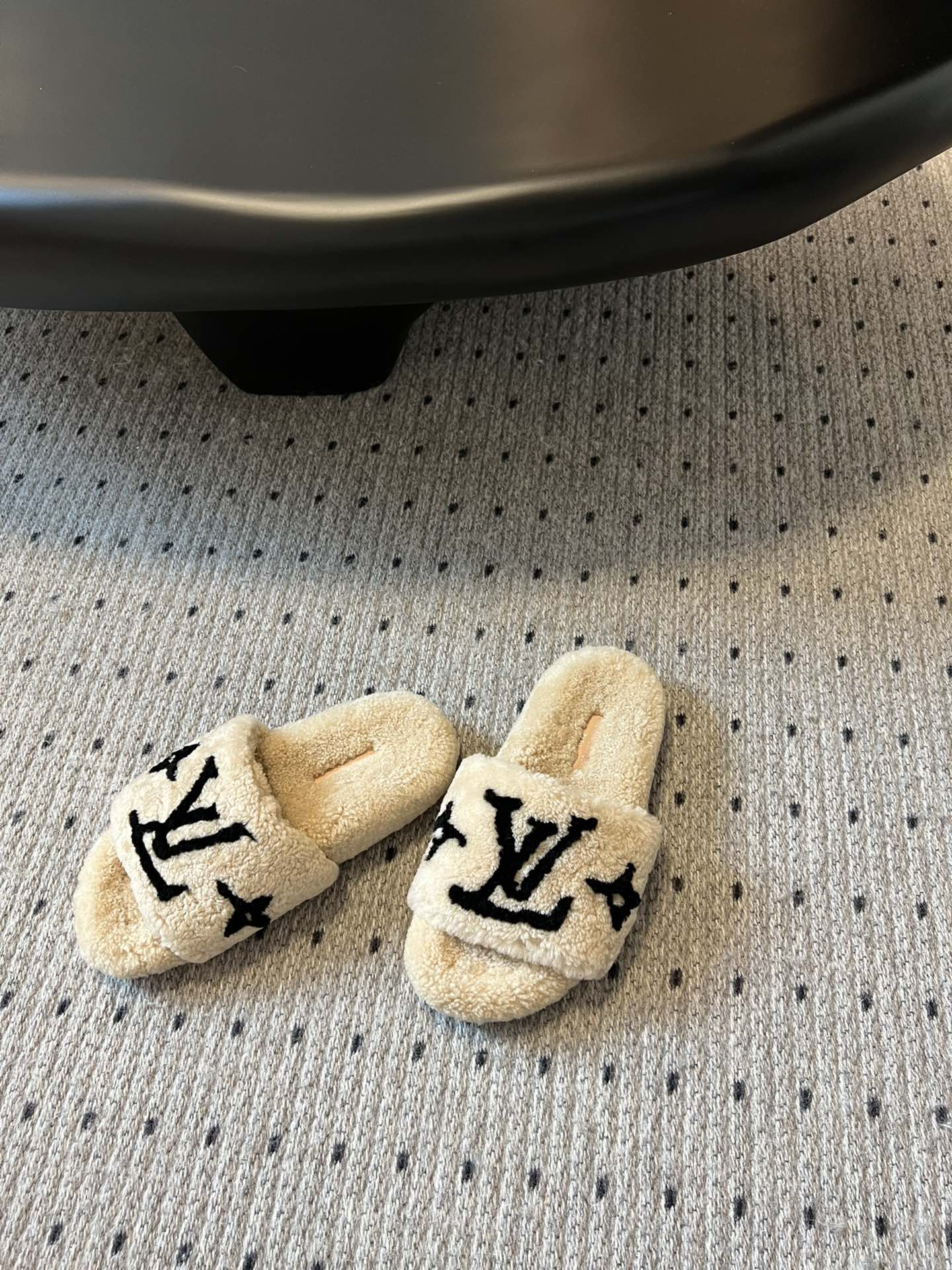 Lv驴牌新品泰迪羊毛拖自留款。超温暖的感觉，穿上仿佛踩在云朵上。家具，出行满分之选。主要他比一般的毛拖还
