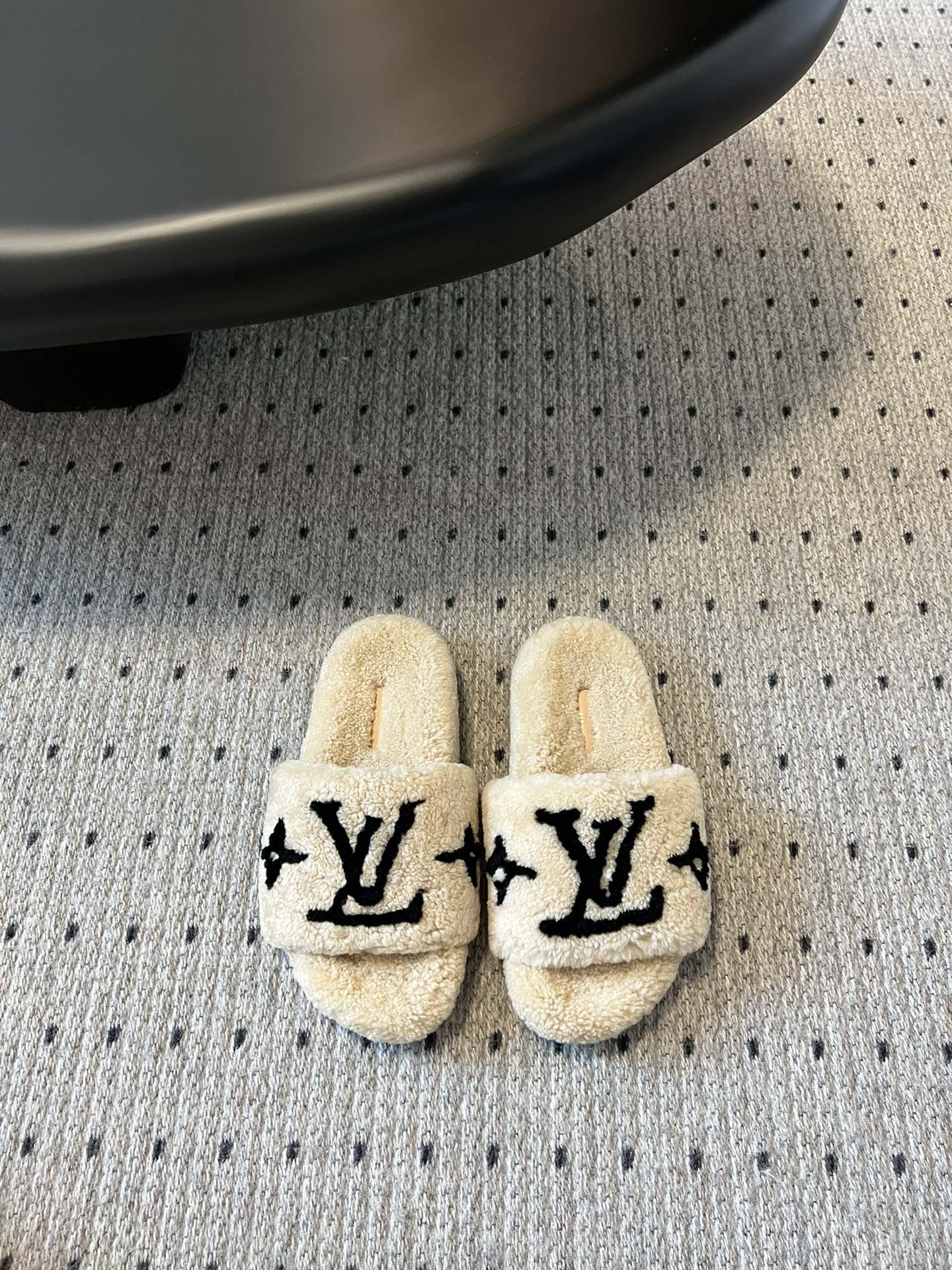 Lv驴牌新品泰迪羊毛拖自留款。超温暖的感觉，穿上仿佛踩在云朵上。家具，出行满分之选。主要他比一般的毛拖还
