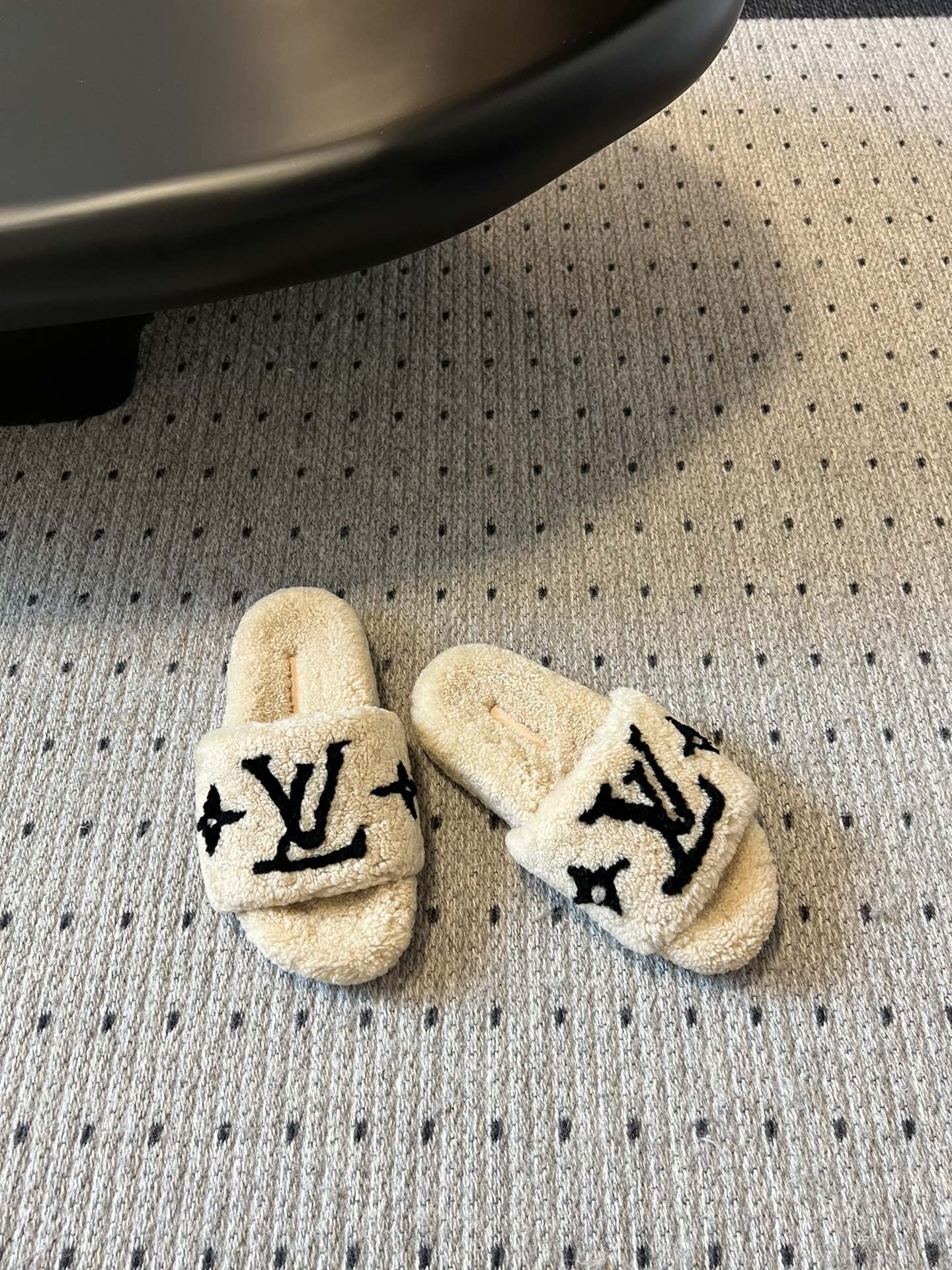 Lv驴牌新品泰迪羊毛拖自留款。超温暖的感觉，穿上仿佛踩在云朵上。家具，出行满分之选。主要他比一般的毛拖还