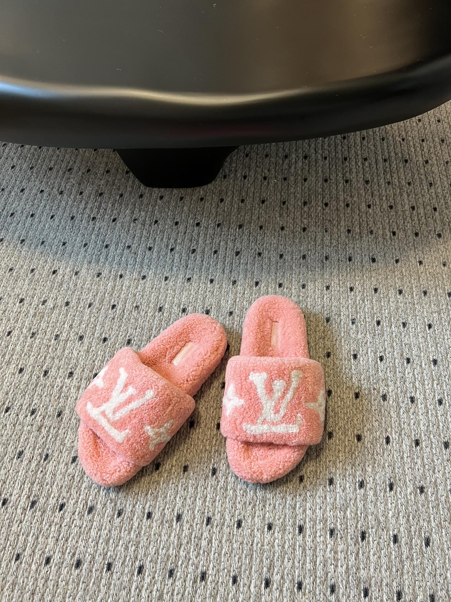 Lv驴牌新品泰迪羊毛拖自留款。超温暖的感觉，穿上仿佛踩在云朵上。家具，出行满分之选。主要他比一般的毛拖还