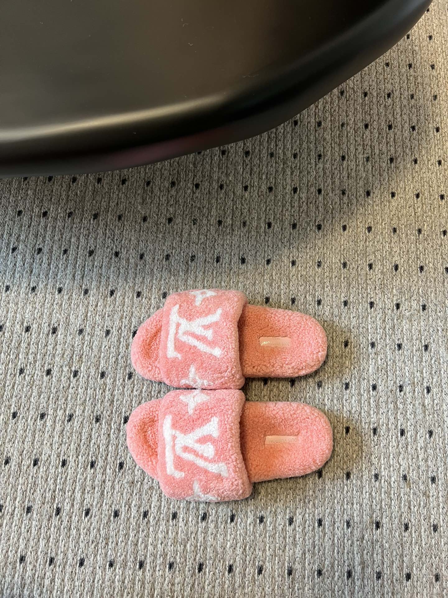 Lv驴牌新品泰迪羊毛拖自留款。超温暖的感觉，穿上仿佛踩在云朵上。家具，出行满分之选。主要他比一般的毛拖还