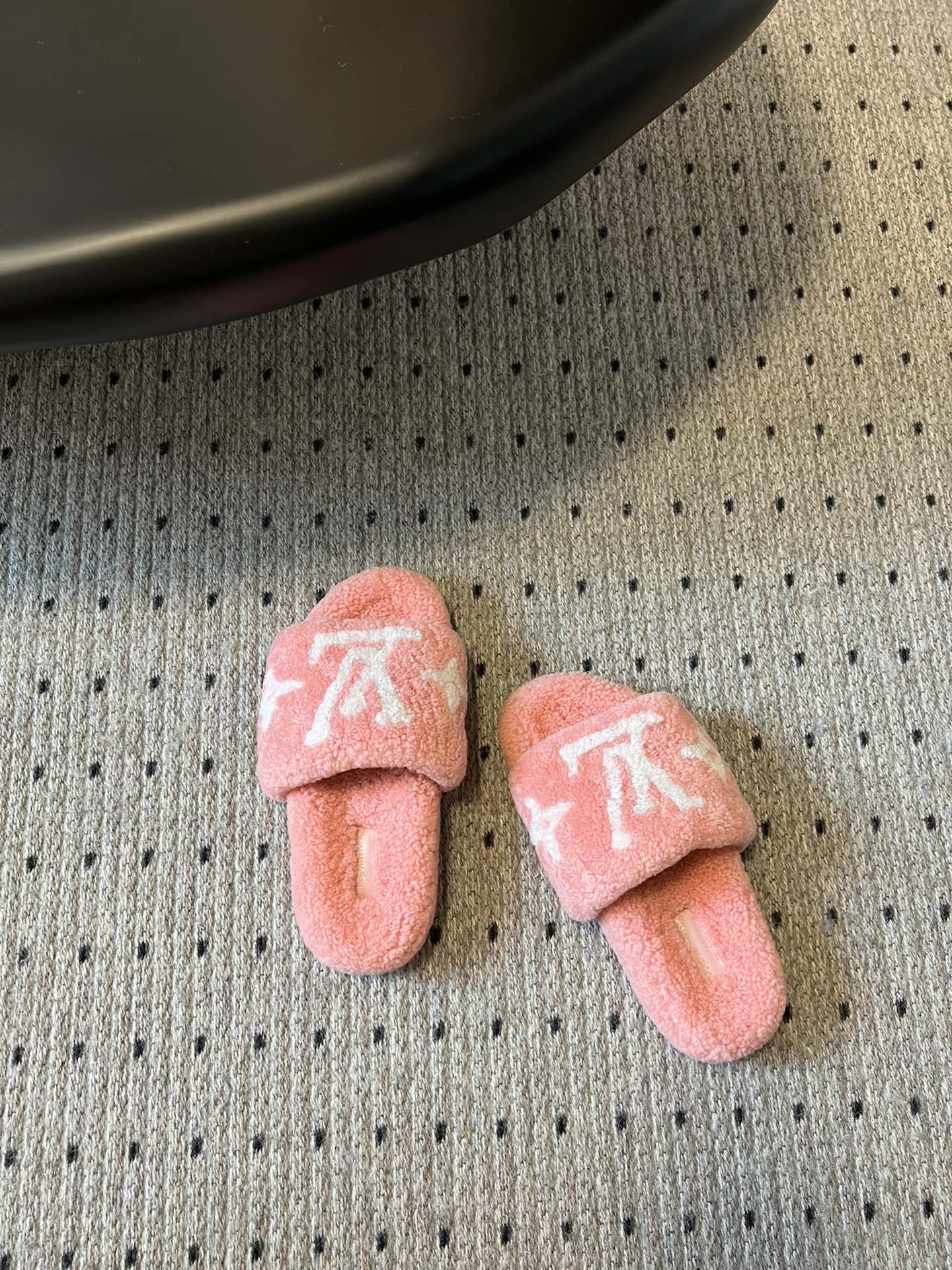 Lv驴牌新品泰迪羊毛拖自留款。超温暖的感觉，穿上仿佛踩在云朵上。家具，出行满分之选。主要他比一般的毛拖还