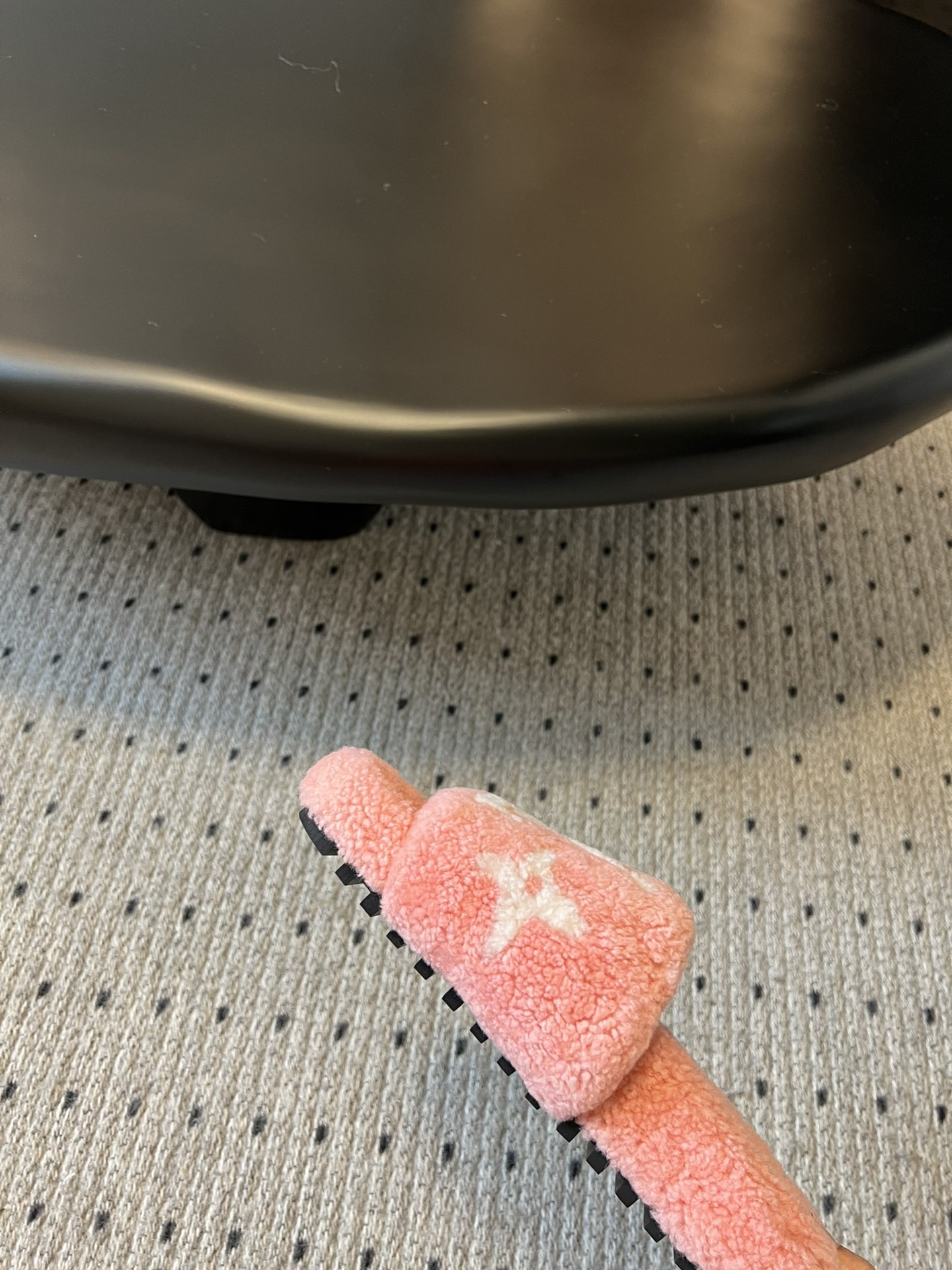 Lv驴牌新品泰迪羊毛拖自留款。超温暖的感觉，穿上仿佛踩在云朵上。家具，出行满分之选。主要他比一般的毛拖还
