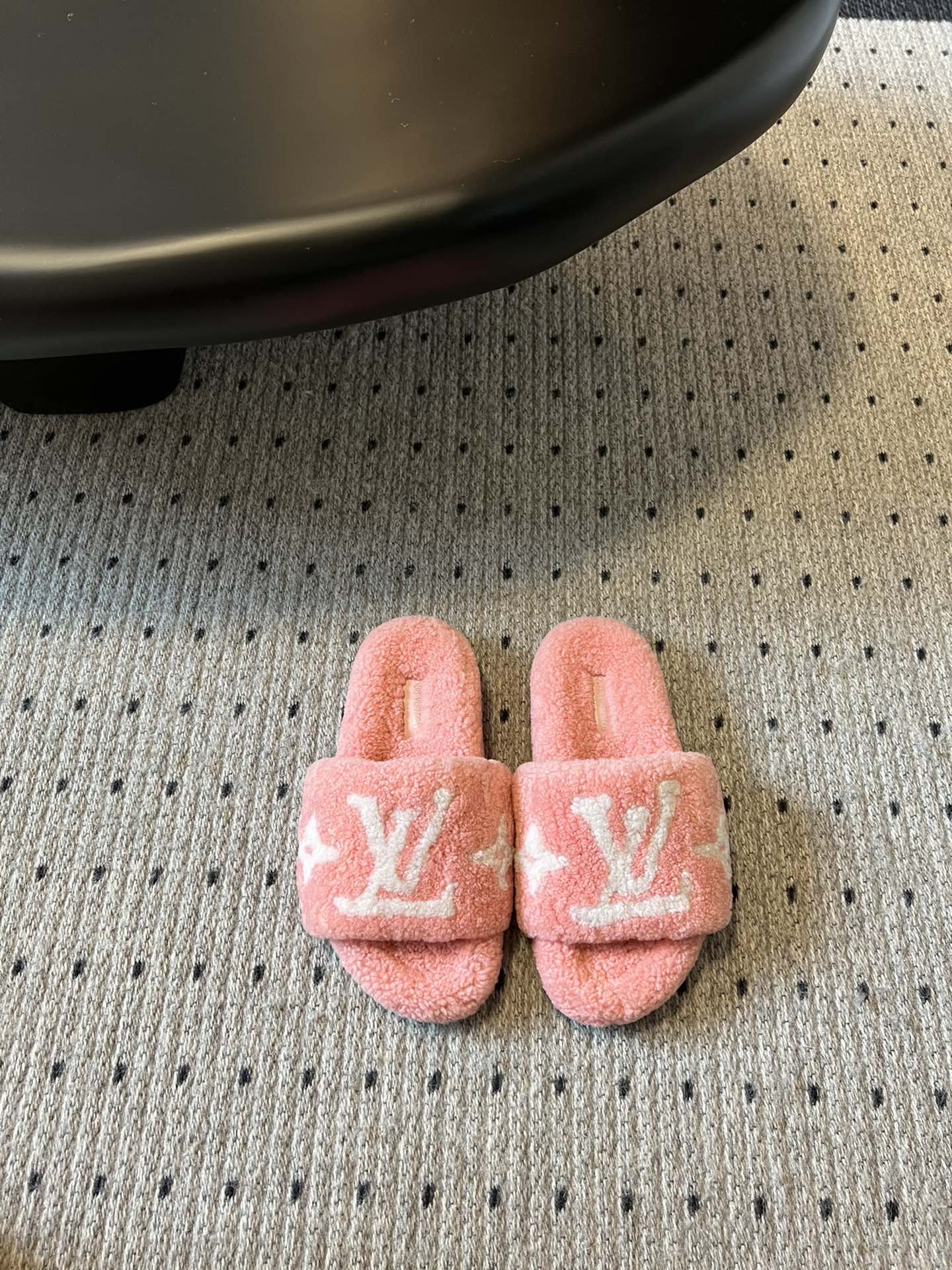 Lv驴牌新品泰迪羊毛拖自留款。超温暖的感觉，穿上仿佛踩在云朵上。家具，出行满分之选。主要他比一般的毛拖还