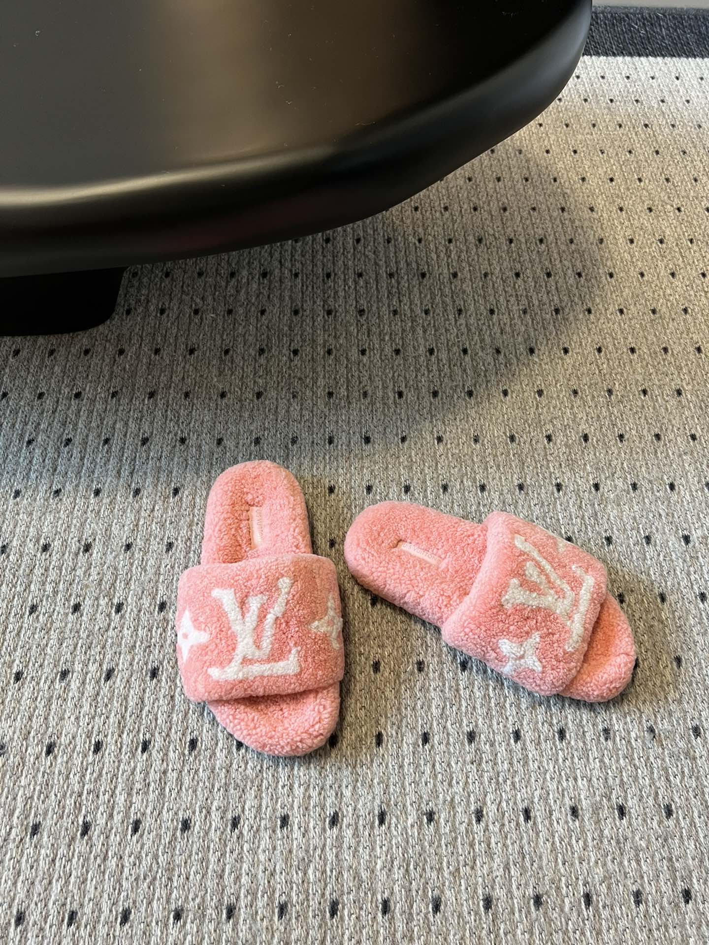 Lv驴牌新品泰迪羊毛拖自留款。超温暖的感觉，穿上仿佛踩在云朵上。家具，出行满分之选。主要他比一般的毛拖还