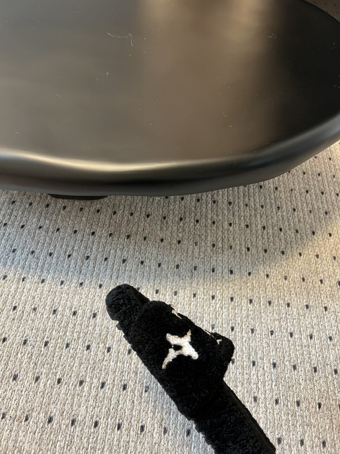 Lv驴牌新品泰迪羊毛拖自留款。超温暖的感觉,穿上仿佛踩在云朵上。家具,出行满分之选。主要他比一般的毛拖还