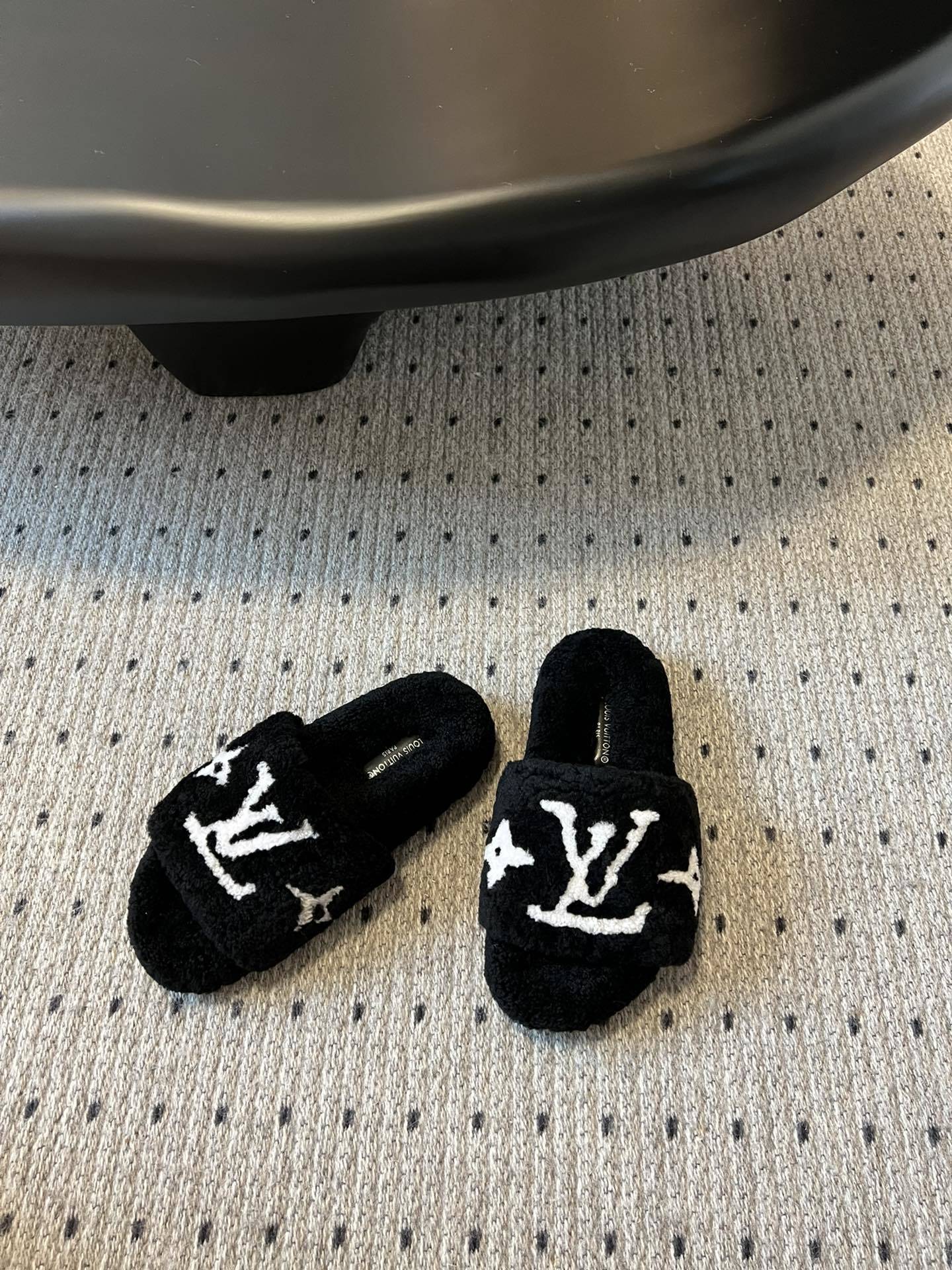 Lv驴牌新品泰迪羊毛拖自留款。超温暖的感觉,穿上仿佛踩在云朵上。家具,出行满分之选。主要他比一般的毛拖还