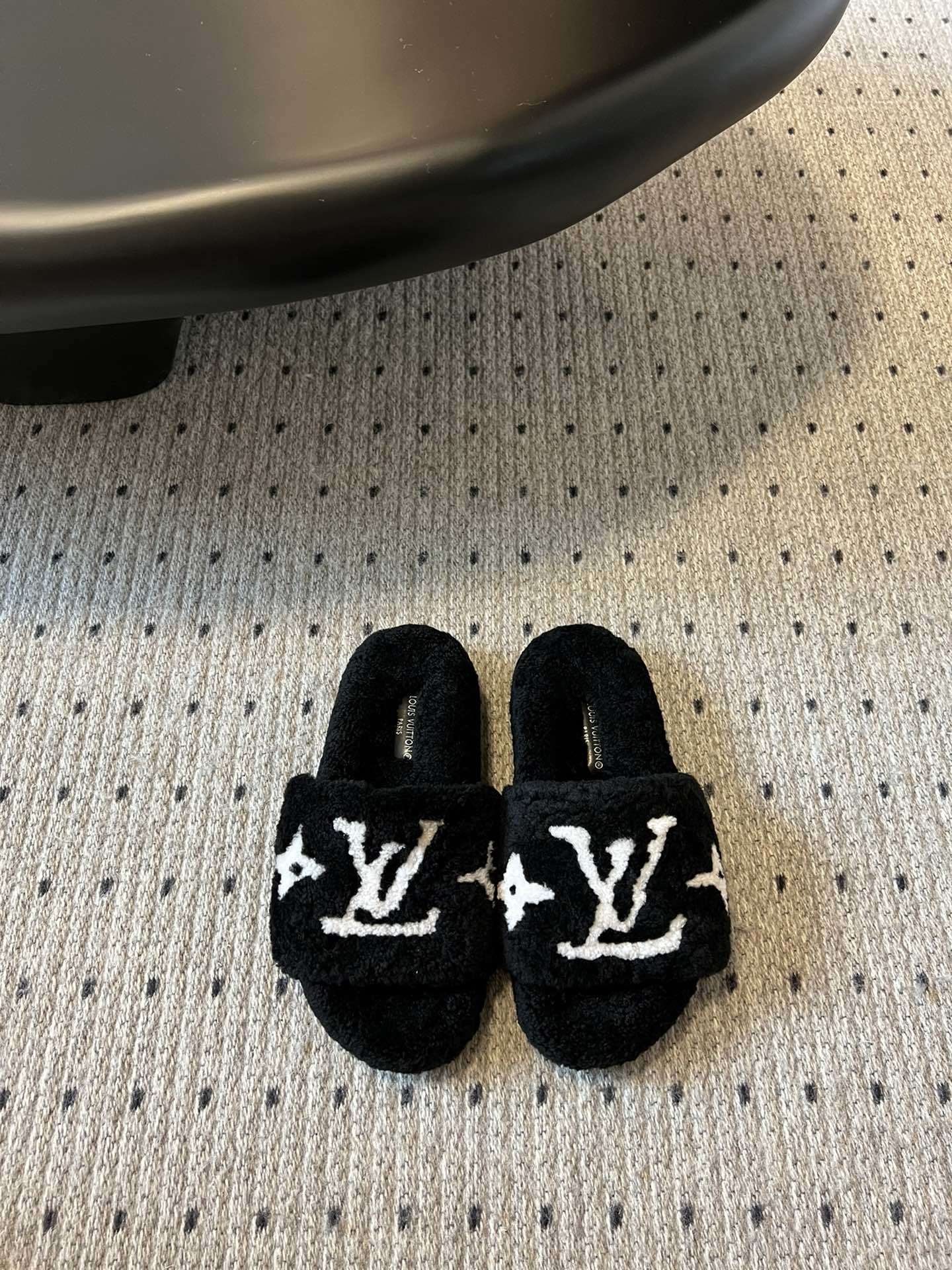 Lv驴牌新品泰迪羊毛拖自留款。超温暖的感觉,穿上仿佛踩在云朵上。家具,出行满分之选。主要他比一般的毛拖还