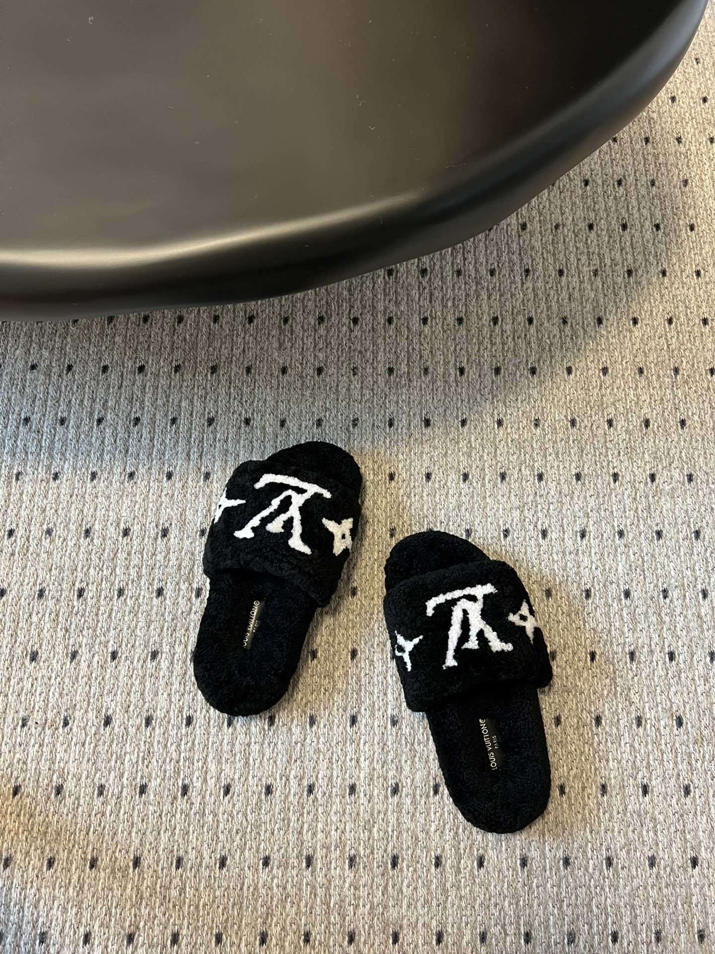 Lv驴牌新品泰迪羊毛拖自留款。超温暖的感觉,穿上仿佛踩在云朵上。家具,出行满分之选。主要他比一般的毛拖还