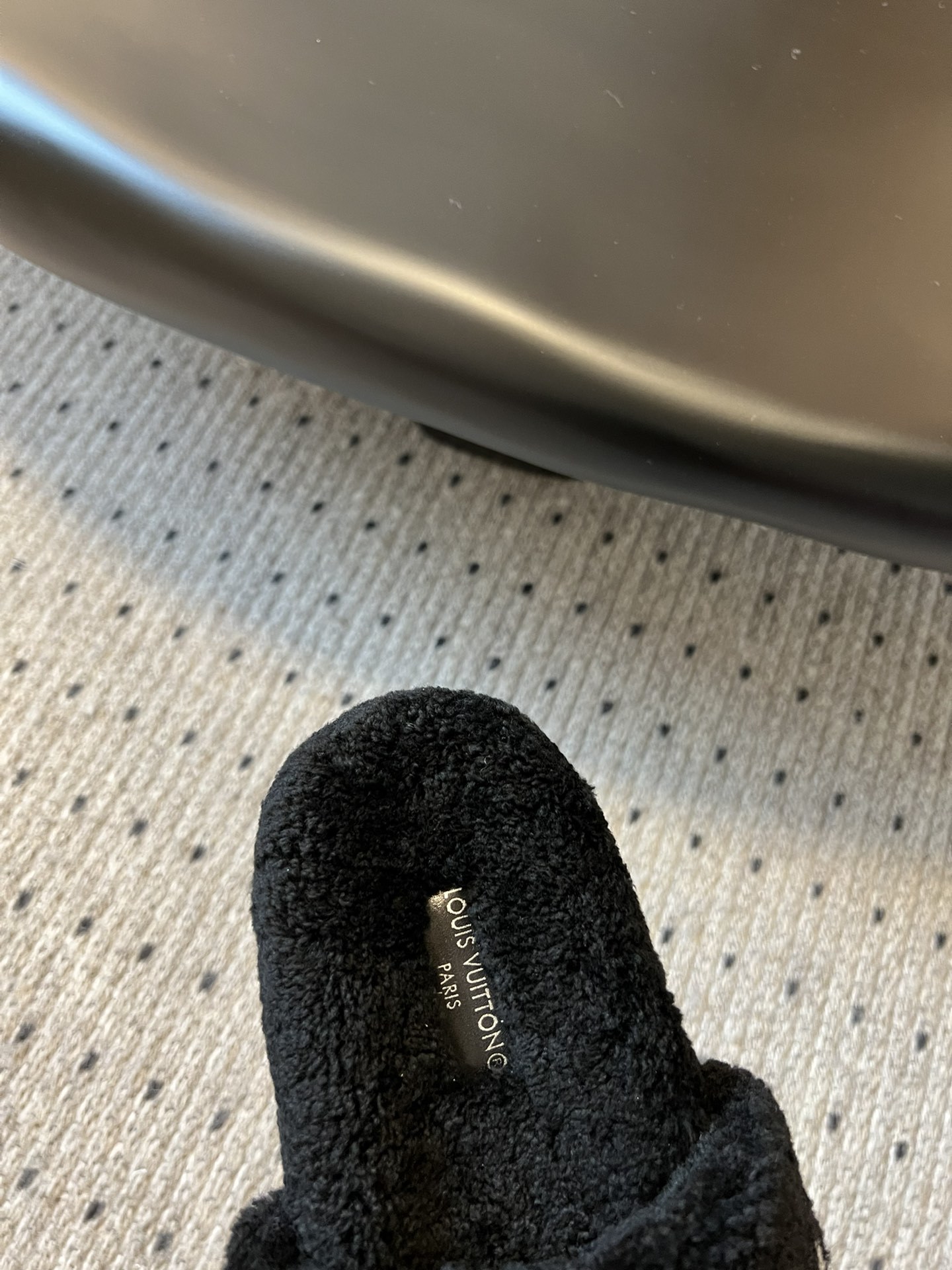 Lv驴牌新品泰迪羊毛拖自留款。超温暖的感觉,穿上仿佛踩在云朵上。家具,出行满分之选。主要他比一般的毛拖还