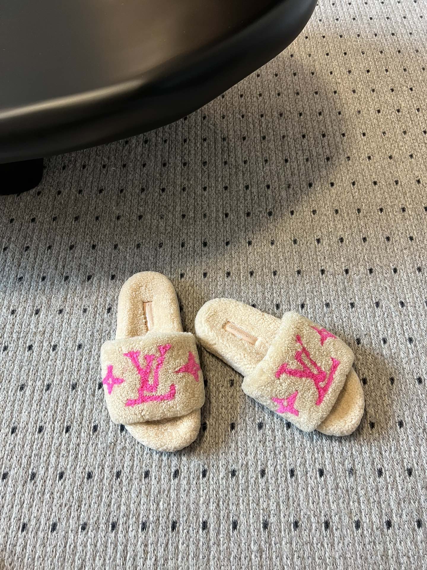 Lv驴牌新品泰迪羊毛拖自留款。超温暖的感觉，穿上仿佛踩在云朵上。家具，出行满分之选。主要他比一般的毛拖还