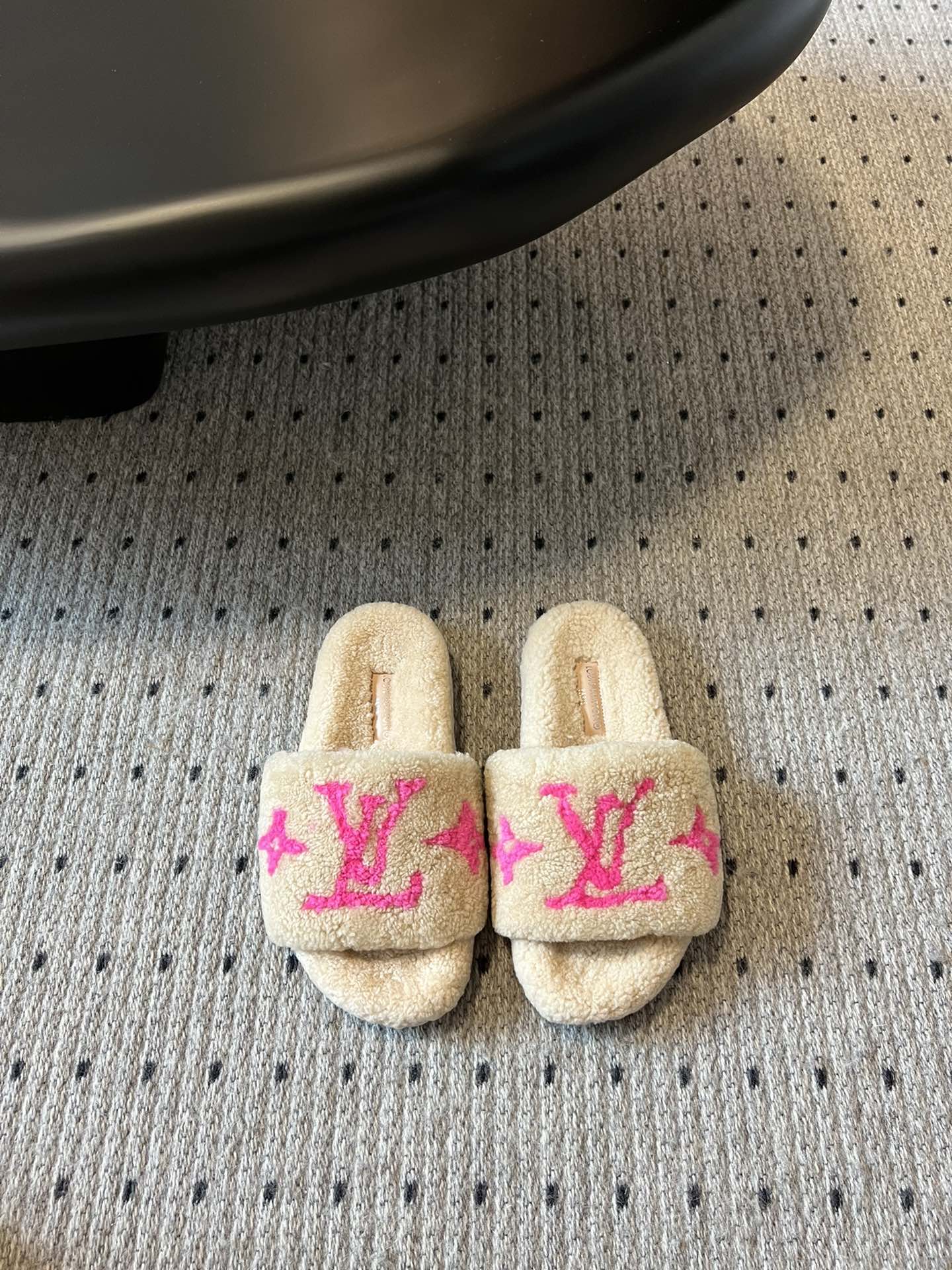 Lv驴牌新品泰迪羊毛拖自留款。超温暖的感觉，穿上仿佛踩在云朵上。家具，出行满分之选。主要他比一般的毛拖还