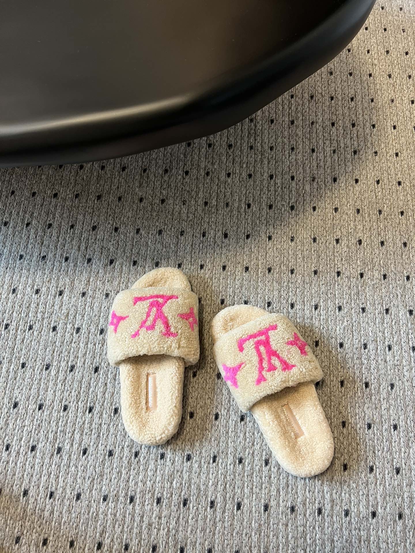 Lv驴牌新品泰迪羊毛拖自留款。超温暖的感觉，穿上仿佛踩在云朵上。家具，出行满分之选。主要他比一般的毛拖还