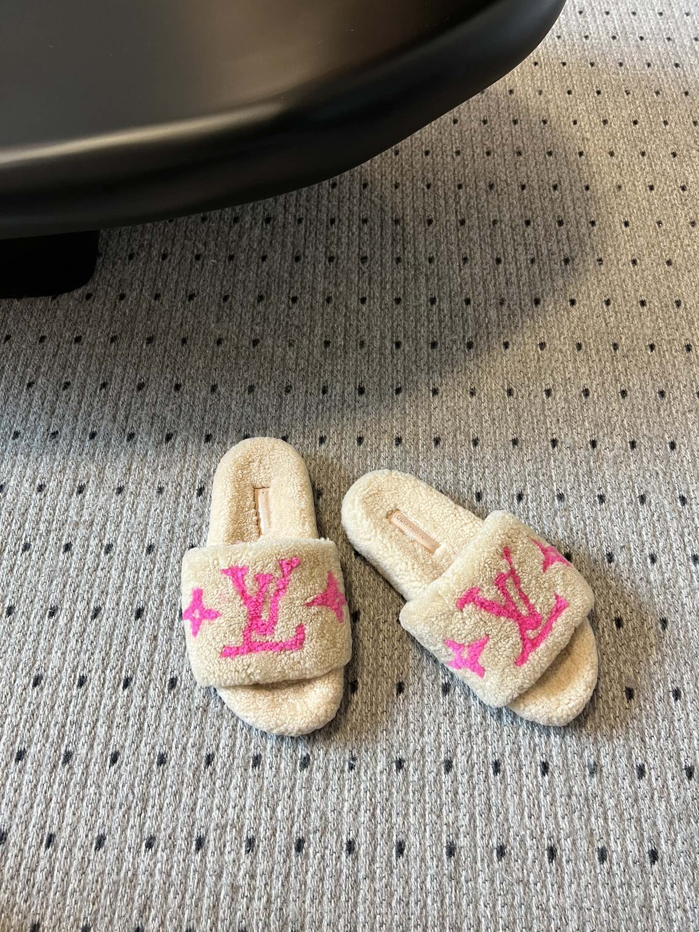 Lv驴牌新品泰迪羊毛拖自留款。超温暖的感觉，穿上仿佛踩在云朵上。家具，出行满分之选。主要他比一般的毛拖还