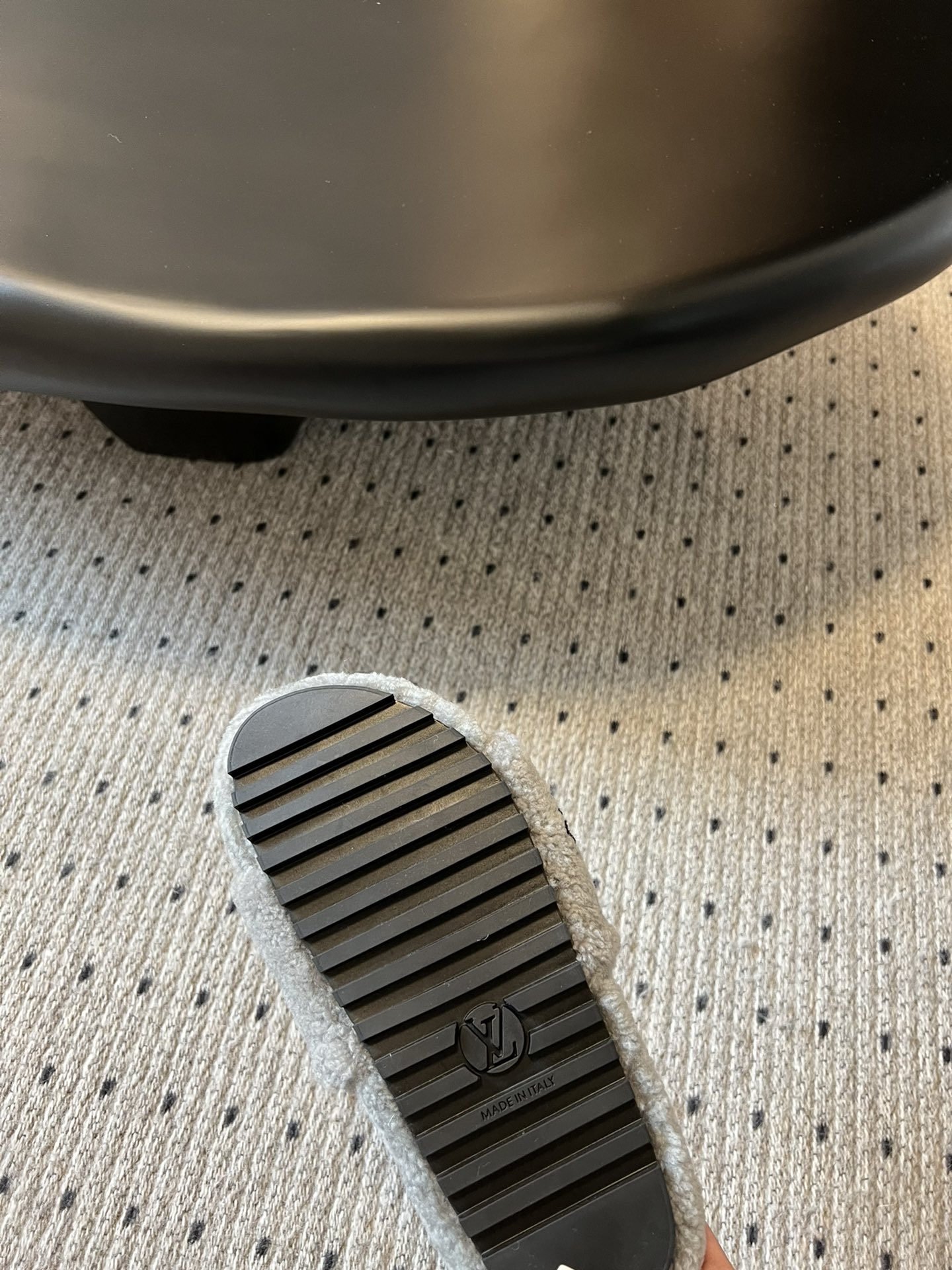 Lv驴牌新品泰迪羊毛拖自留款。超温暖的感觉，穿上仿佛踩在云朵上。家具，出行满分之选。主要他比一般的毛拖还