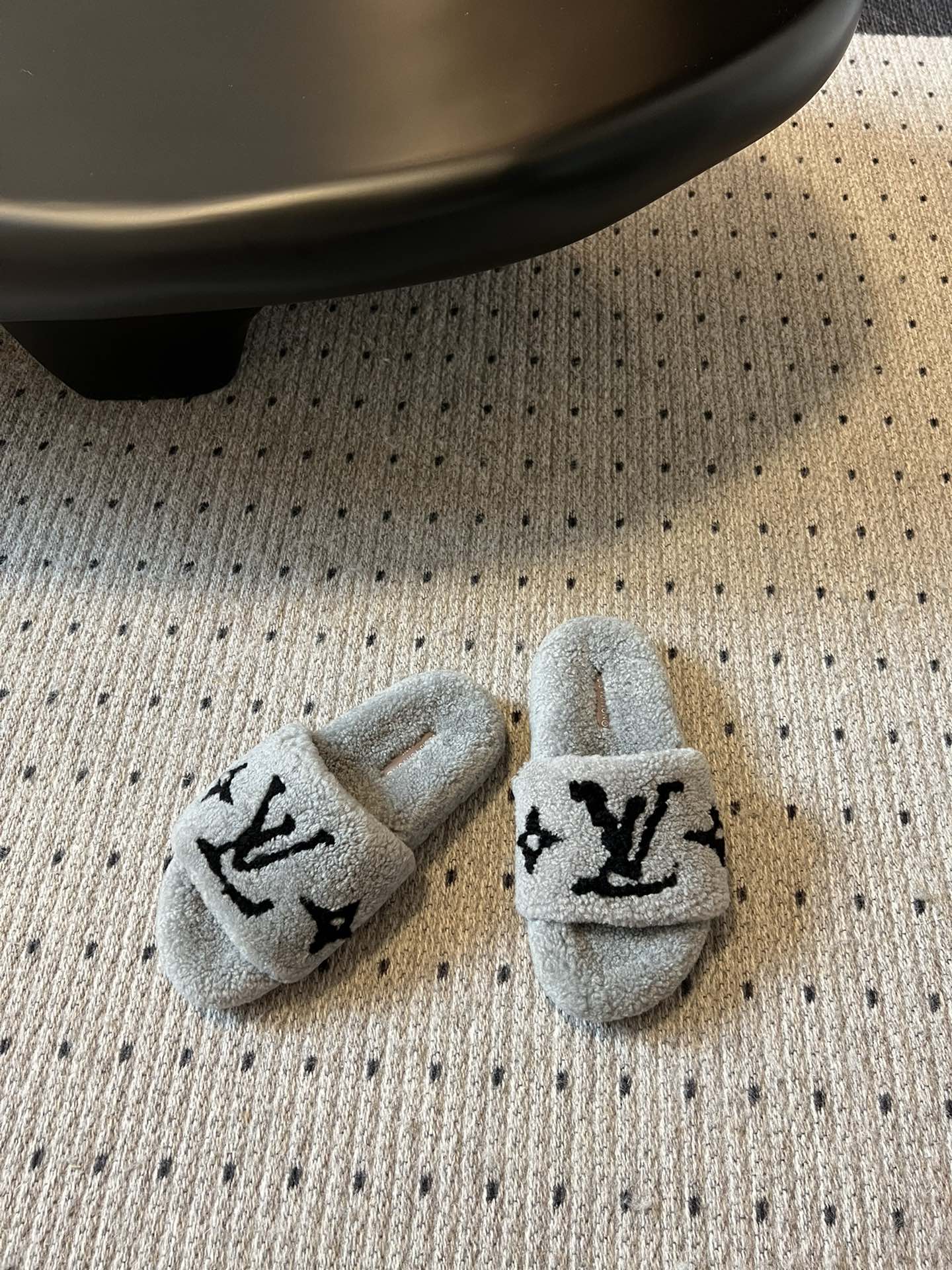 Lv驴牌新品泰迪羊毛拖自留款。超温暖的感觉，穿上仿佛踩在云朵上。家具，出行满分之选。主要他比一般的毛拖还