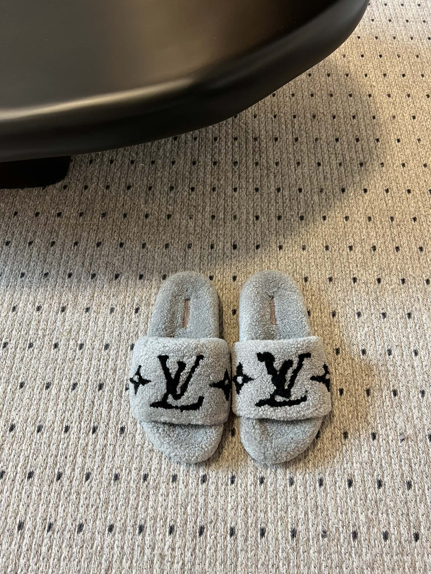 Lv驴牌新品泰迪羊毛拖自留款。超温暖的感觉，穿上仿佛踩在云朵上。家具，出行满分之选。主要他比一般的毛拖还