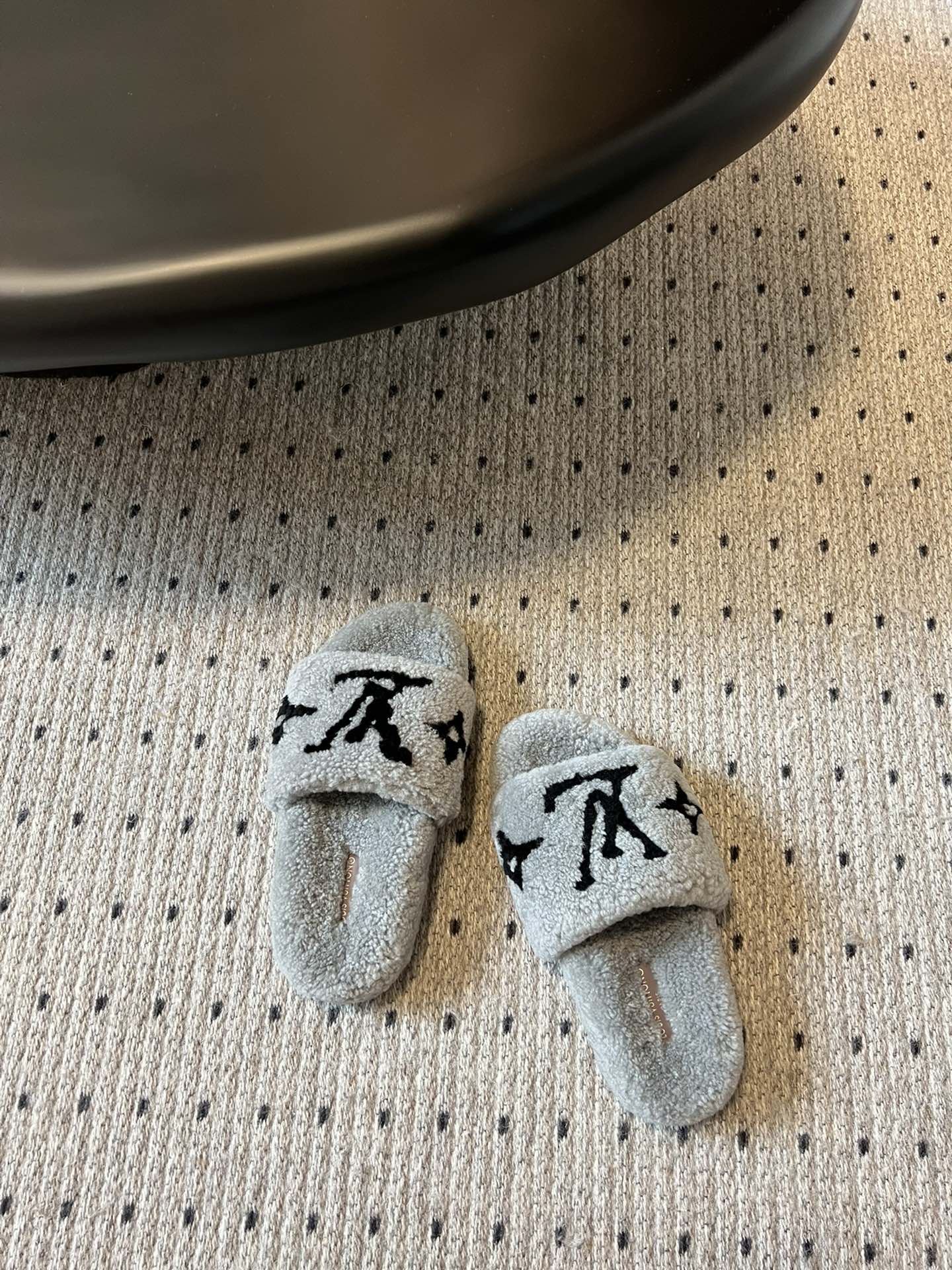 Lv驴牌新品泰迪羊毛拖自留款。超温暖的感觉，穿上仿佛踩在云朵上。家具，出行满分之选。主要他比一般的毛拖还