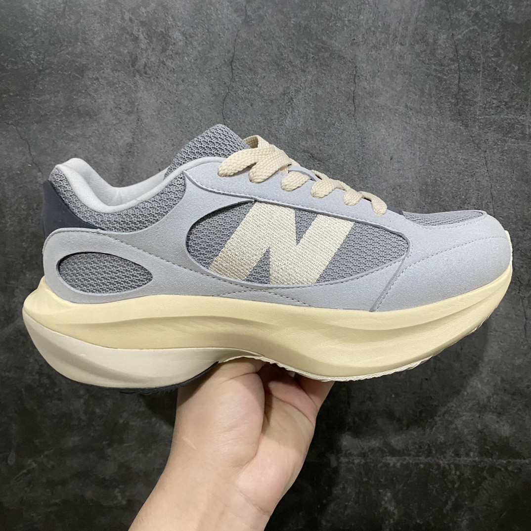 【纯原版】AURALEE x New Balance Warped Runner NB新百伦联名低帮复古老爹风休闲运动慢跑鞋原楦开发版型 采用环保纤维革拼接透气网眼衬垫织物鞋面材质 T-Beam大底提供足步弓支撑 保持步态稳定后跟搭载外露缓震胶 破坏解构做旧有内味了 以极简主义美学闻名的日本时尚品牌 AURALEE 在巴黎时装周 2024 年春夏时装秀上推出了与 New Balance 的全新合作鞋款 Warped Runner 采用网布和奢华绒面革覆盖层 侧面的同色系「N」标志是对 New Balance 品牌的微妙致敬 同时配有同色系模压 FuelCell 泡沫中底和橡胶外底 此次合作是两个品牌共同致力于简约设计的完美典范 是日常穿着的绝佳选择  尺码：35.5 36 37 37.5 38 38.5 39.5 40 40.5 41.5 42 42.5 43 44 45 46-莆田鞋批发中心