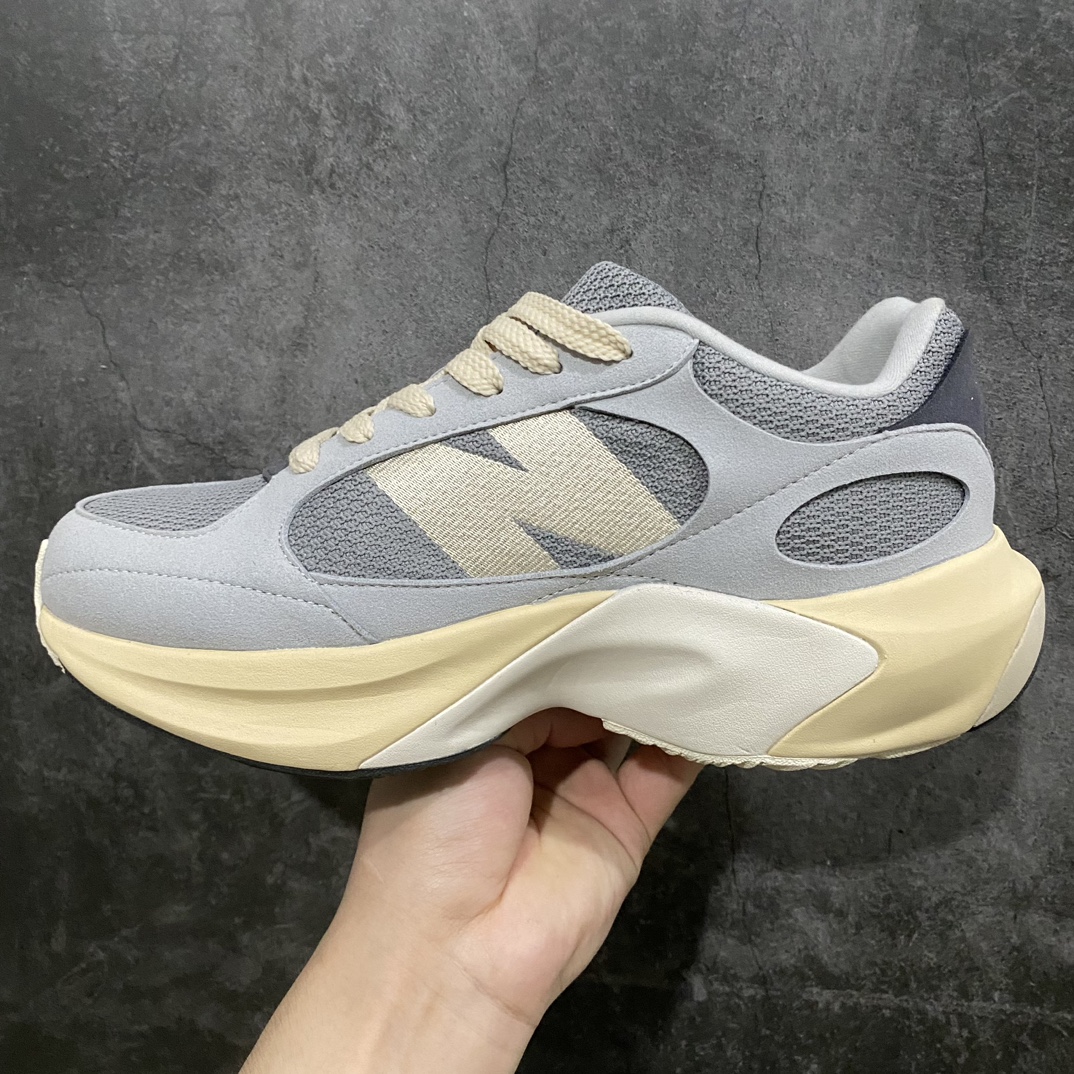 图片[2]-【纯原版】AURALEE x New Balance Warped Runner NB新百伦联名低帮复古老爹风休闲运动慢跑鞋原楦开发版型 采用环保纤维革拼接透气网眼衬垫织物鞋面材质 T-Beam大底提供足步弓支撑 保持步态稳定后跟搭载外露缓震胶 破坏解构做旧有内味了 以极简主义美学闻名的日本时尚品牌 AURALEE 在巴黎时装周 2024 年春夏时装秀上推出了与 New Balance 的全新合作鞋款 Warped Runner 采用网布和奢华绒面革覆盖层 侧面的同色系「N」标志是对 New Balance 品牌的微妙致敬 同时配有同色系模压 FuelCell 泡沫中底和橡胶外底 此次合作是两个品牌共同致力于简约设计的完美典范 是日常穿着的绝佳选择  尺码：35.5 36 37 37.5 38 38.5 39.5 40 40.5 41.5 42 42.5 43 44 45 46-莆田鞋批发中心