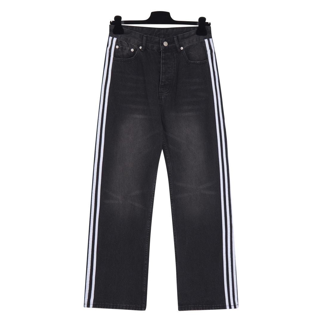 P140 [Al día siguiente] Balenciag* X Adi*da Jeans de lavado con tres rayas, edición conjunta París. Jeans de lavado con…