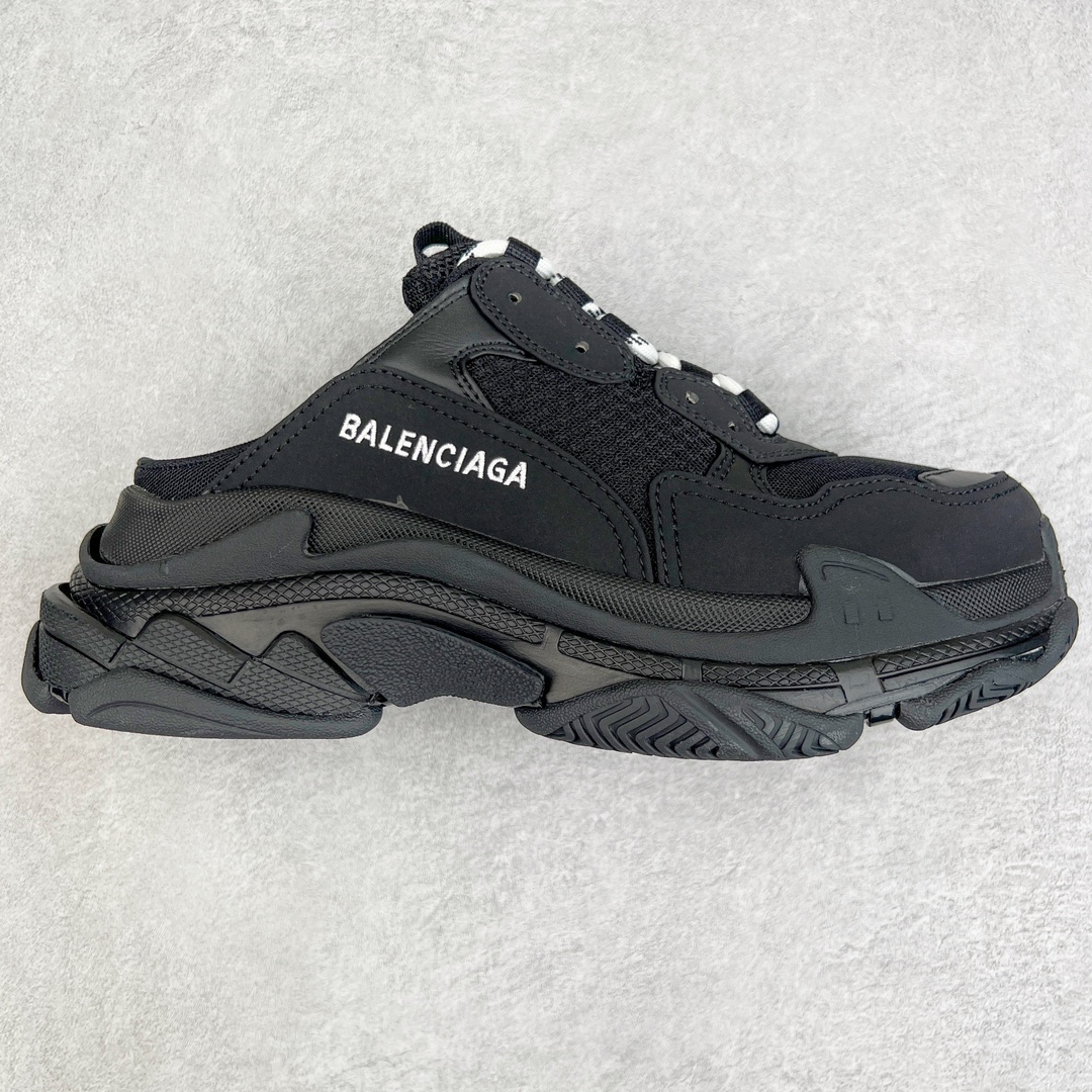 💰320 ＃VG零售版 BALENCIAGA Triple S 巴黎世家复古老爹鞋半拖 全套原纸板楦头开发 最原汁原味的灵魂版型 全鞋荧光划线卡点 胶水把控整洁度追求极致完美 每一双都是工艺品 多重QC质检 超越公司货的品控标准 实实在在的免检产品 原盒原配 正确字体电绣 粗细、位置、大小正确 侧边TPU 透气孔匹配意产原版 正确气垫分离大底 TPU软底 原版一致大底LOGO 立体感十足 原厂皮料水洗做旧 采购原厂网纱 小牛皮 小羊皮和网眼 复杂的三层外底 采用Clear Sole技术将TPU注入鞋底内部可产生气泡 以提供更多舒适感 更轻的鞋子和减震效果 脚趾边缘绣有尺寸 侧面绣有徽标 背面压印徽标 舌头上的Triple S橡胶品牌 2个鞋带环 包括1个功能环 运动系带系统 带12个织物孔眼 双色鞋带让人想起远足靴的鞋带 后部拉环和舌头拉环 水洗效果 打造老旧外观 正常尺码 Size：35 36 37 38 39 40 41 42 43 44 45 46 编码：by3936090-运动鞋