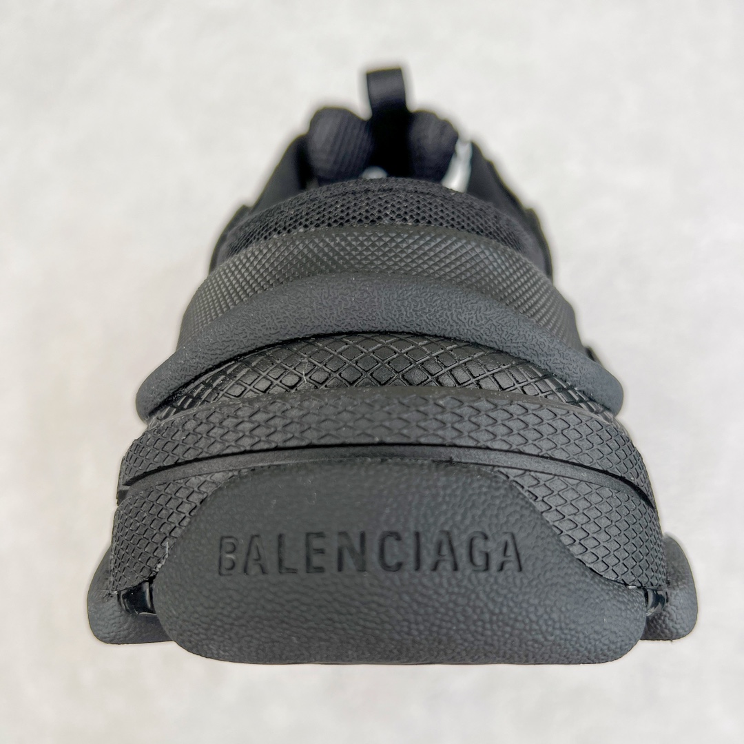 图片[8]-💰320 ＃VG零售版 BALENCIAGA Triple S 巴黎世家复古老爹鞋半拖 全套原纸板楦头开发 最原汁原味的灵魂版型 全鞋荧光划线卡点 胶水把控整洁度追求极致完美 每一双都是工艺品 多重QC质检 超越公司货的品控标准 实实在在的免检产品 原盒原配 正确字体电绣 粗细、位置、大小正确 侧边TPU 透气孔匹配意产原版 正确气垫分离大底 TPU软底 原版一致大底LOGO 立体感十足 原厂皮料水洗做旧 采购原厂网纱 小牛皮 小羊皮和网眼 复杂的三层外底 采用Clear Sole技术将TPU注入鞋底内部可产生气泡 以提供更多舒适感 更轻的鞋子和减震效果 脚趾边缘绣有尺寸 侧面绣有徽标 背面压印徽标 舌头上的Triple S橡胶品牌 2个鞋带环 包括1个功能环 运动系带系统 带12个织物孔眼 双色鞋带让人想起远足靴的鞋带 后部拉环和舌头拉环 水洗效果 打造老旧外观 正常尺码 Size：35 36 37 38 39 40 41 42 43 44 45 46 编码：by3936090-运动鞋