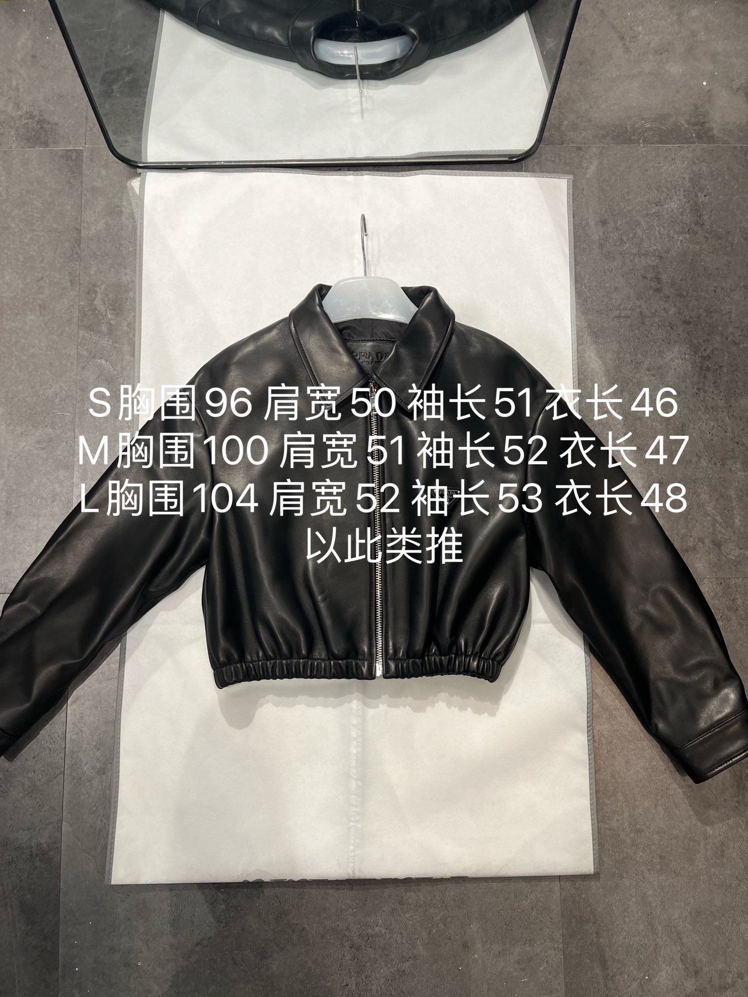 NO:723155,Size S-19860909尺寸S- Xxl码,宽松版型,不挑身材,短款,后面大货里布也是普拉达的了,普拉达-服装,prada,,Women's clothing
