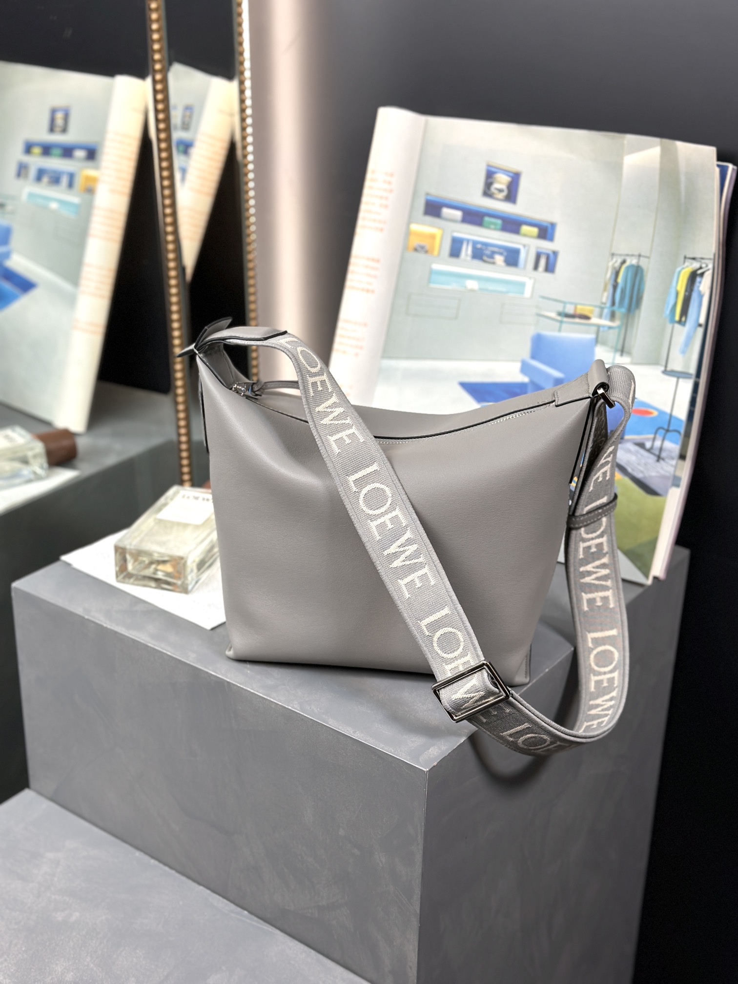 Loewe Cubi Bolsos de mano Bolsos cruzados y bandoleras Gris Bordado Universal para hombres y mujeres Lona Algodón Cuero de vaca