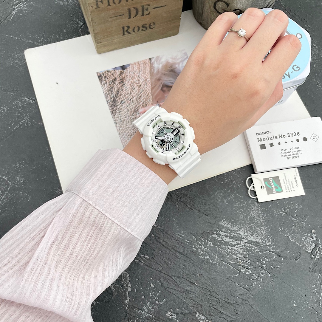 批💰80配盒
卡西欧女表BA-110PLBABY-G、尺寸42mm 功能：LED照明 全自动日历 秒表计时 每日闹钟整点计时 世界时间48个城市 12/24小时制 配齐全套包装！