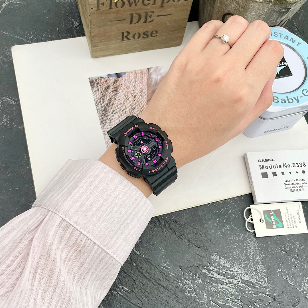批💰80配盒
卡西欧女表BA-110PLBABY-G、尺寸42mm 功能：LED照明 全自动日历 秒表计时 每日闹钟整点计时 世界时间48个城市 12/24小时制 配齐全套包装！