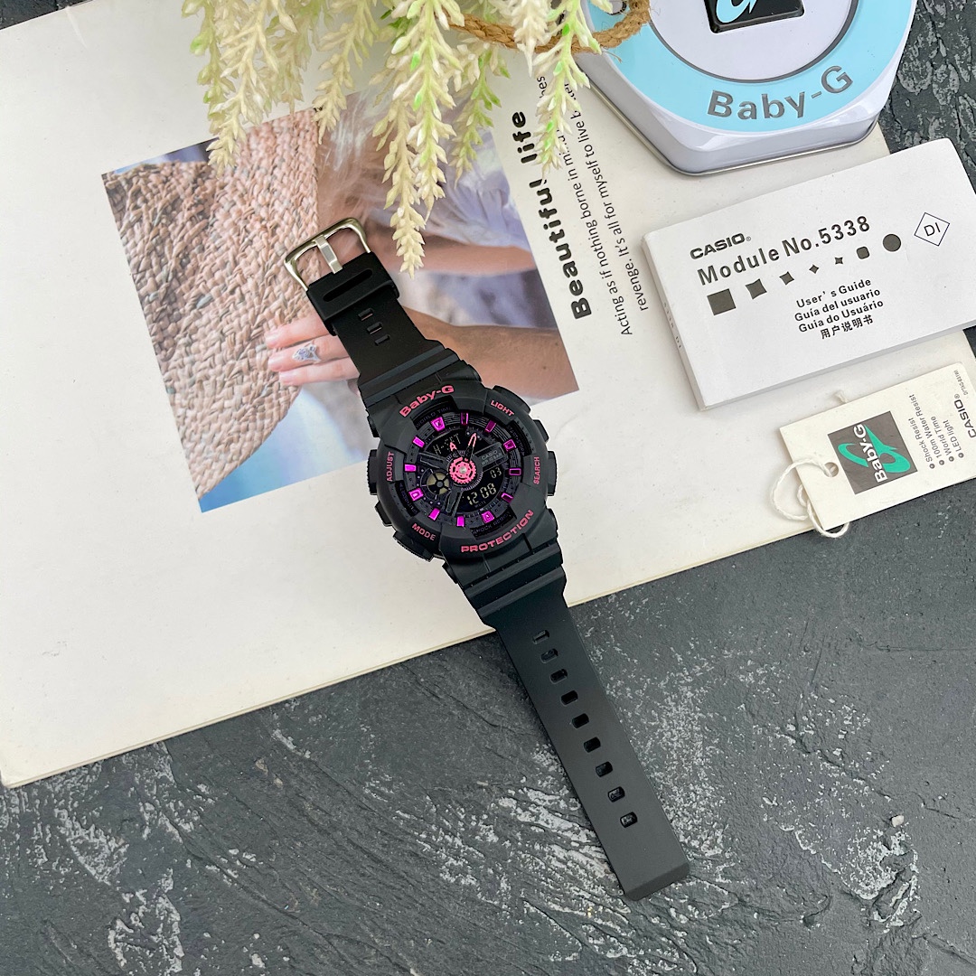 批💰80配盒
卡西欧女表BA-110PLBABY-G、尺寸42mm 功能：LED照明 全自动日历 秒表计时 每日闹钟整点计时 世界时间48个城市 12/24小时制 配齐全套包装！