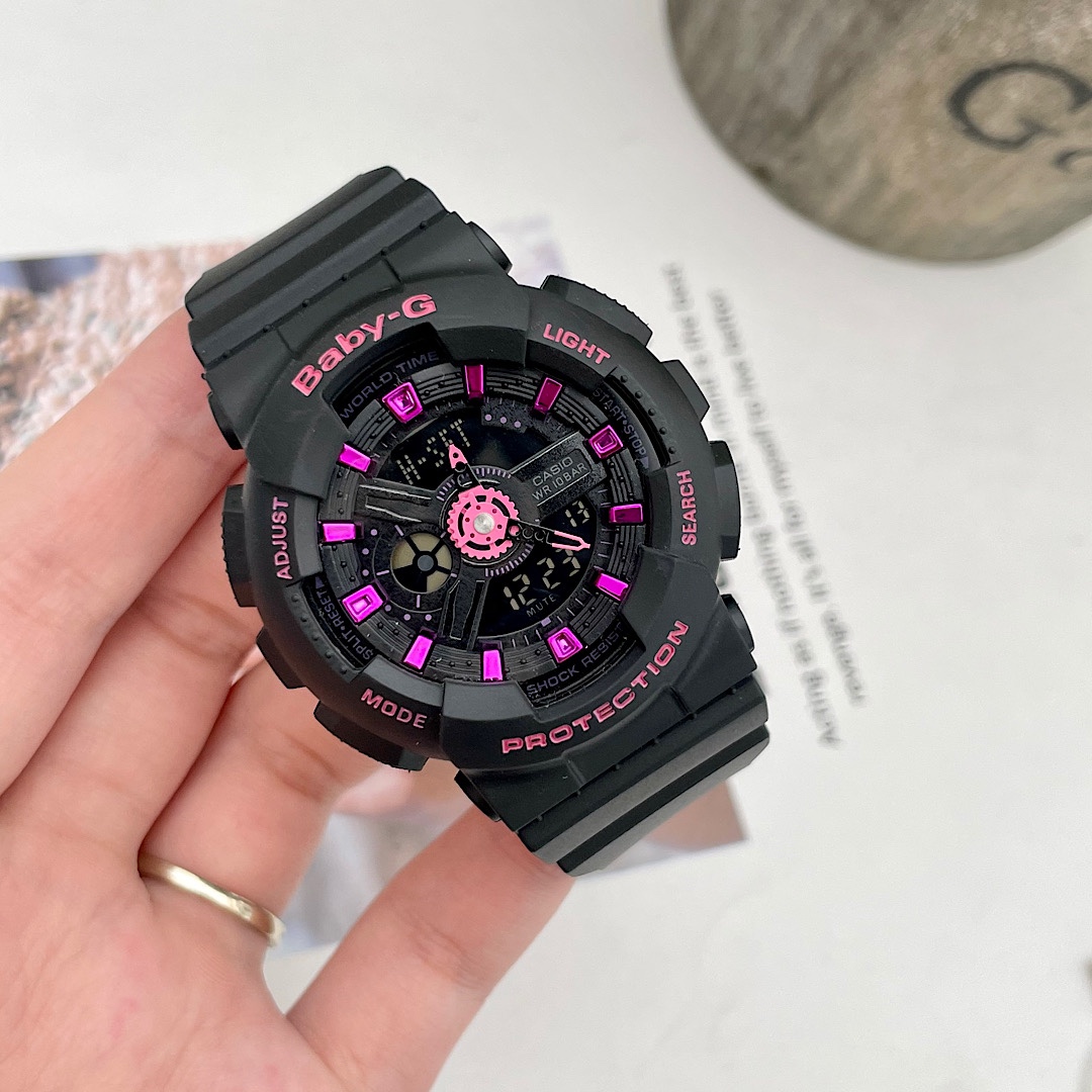 批💰80配盒
卡西欧女表BA-110PLBABY-G、尺寸42mm 功能：LED照明 全自动日历 秒表计时 每日闹钟整点计时 世界时间48个城市 12/24小时制 配齐全套包装！