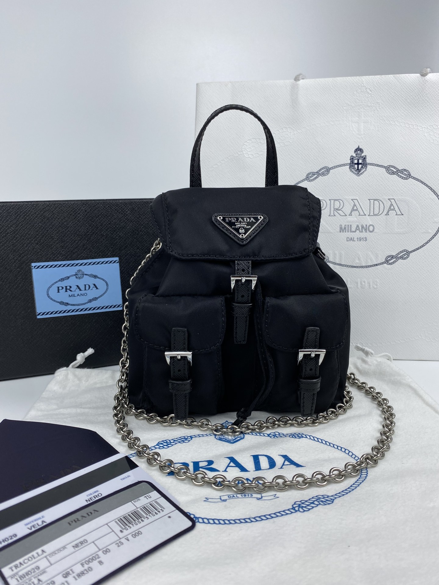 P330 代购级Prada Mini斜挎双肩小背包 #经典款双肩包的缩小Mini款来啦上身百分百回头率，超级阔爱，链条斜挎⛓简直是潮人必备的百搭款 1BH029尺寸：15.5x17x8cm