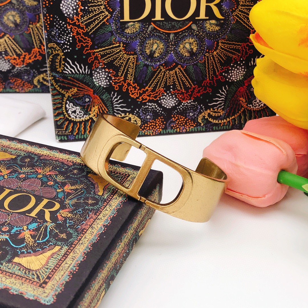 Retro Style CD Letter Bracelet: Simple and Stylish Design - 图片 1