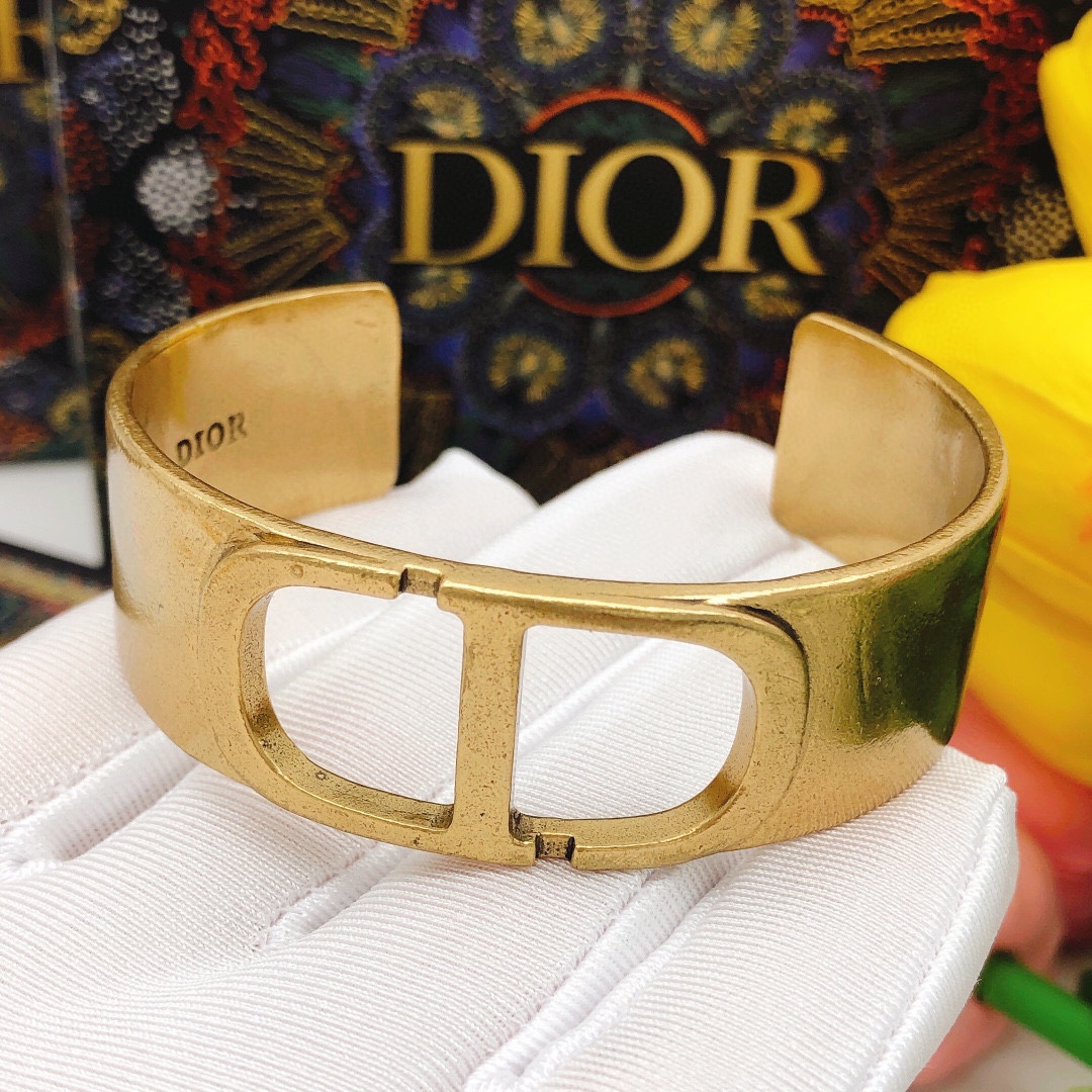 Retro Style CD Letter Bracelet: Simple and Stylish Design - 图片 6