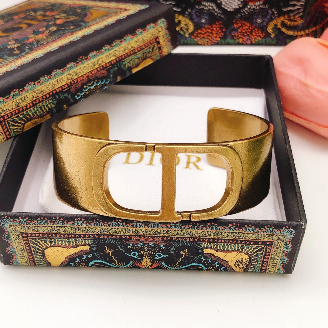 Retro Style CD Letter Bracelet: Simple and Stylish Design - 图片 3