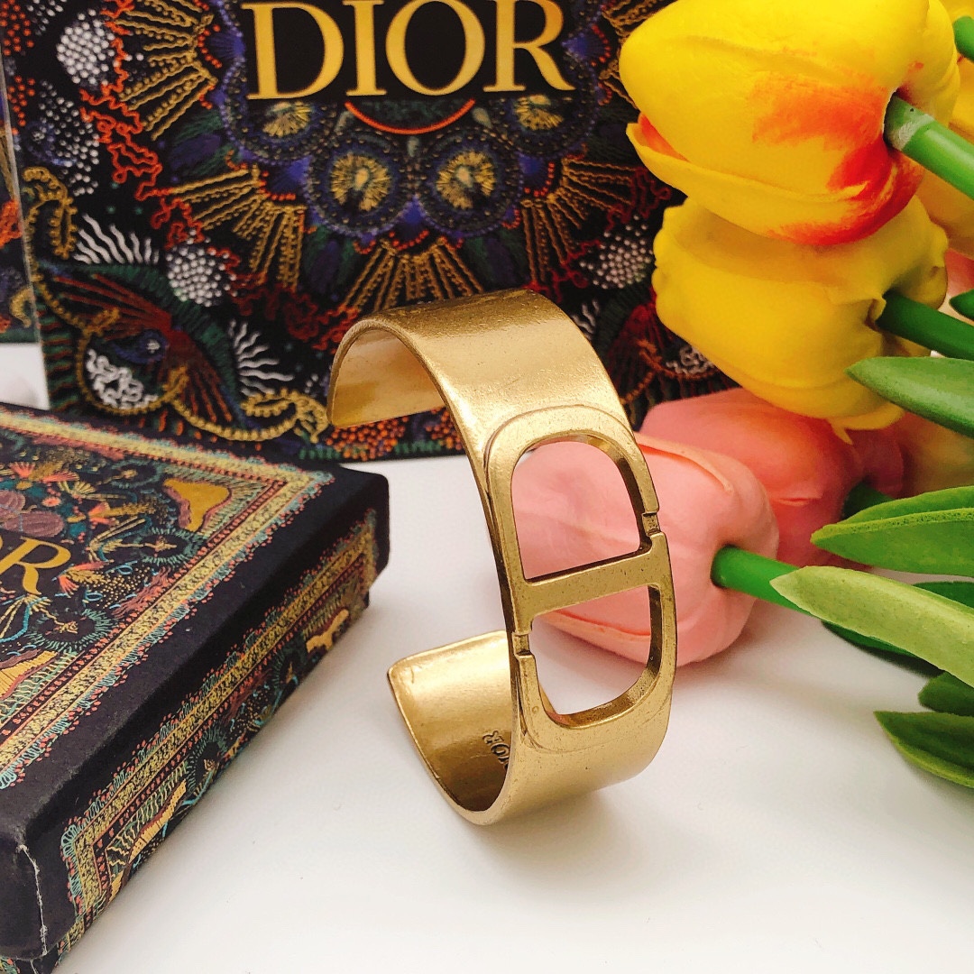 Retro Style CD Letter Bracelet: Simple and Stylish Design - 图片 2