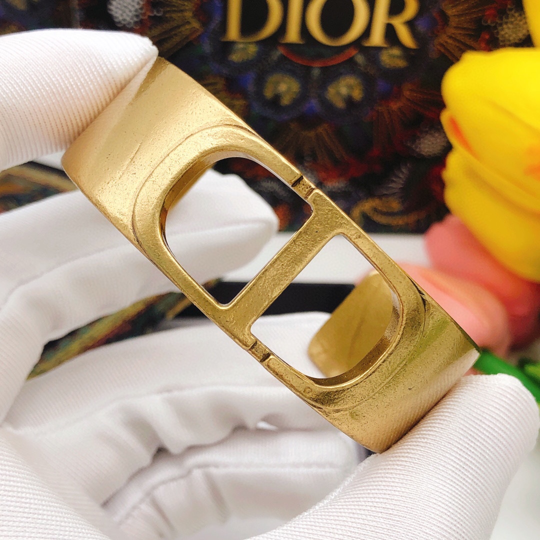 Retro Style CD Letter Bracelet: Simple and Stylish Design - 图片 5