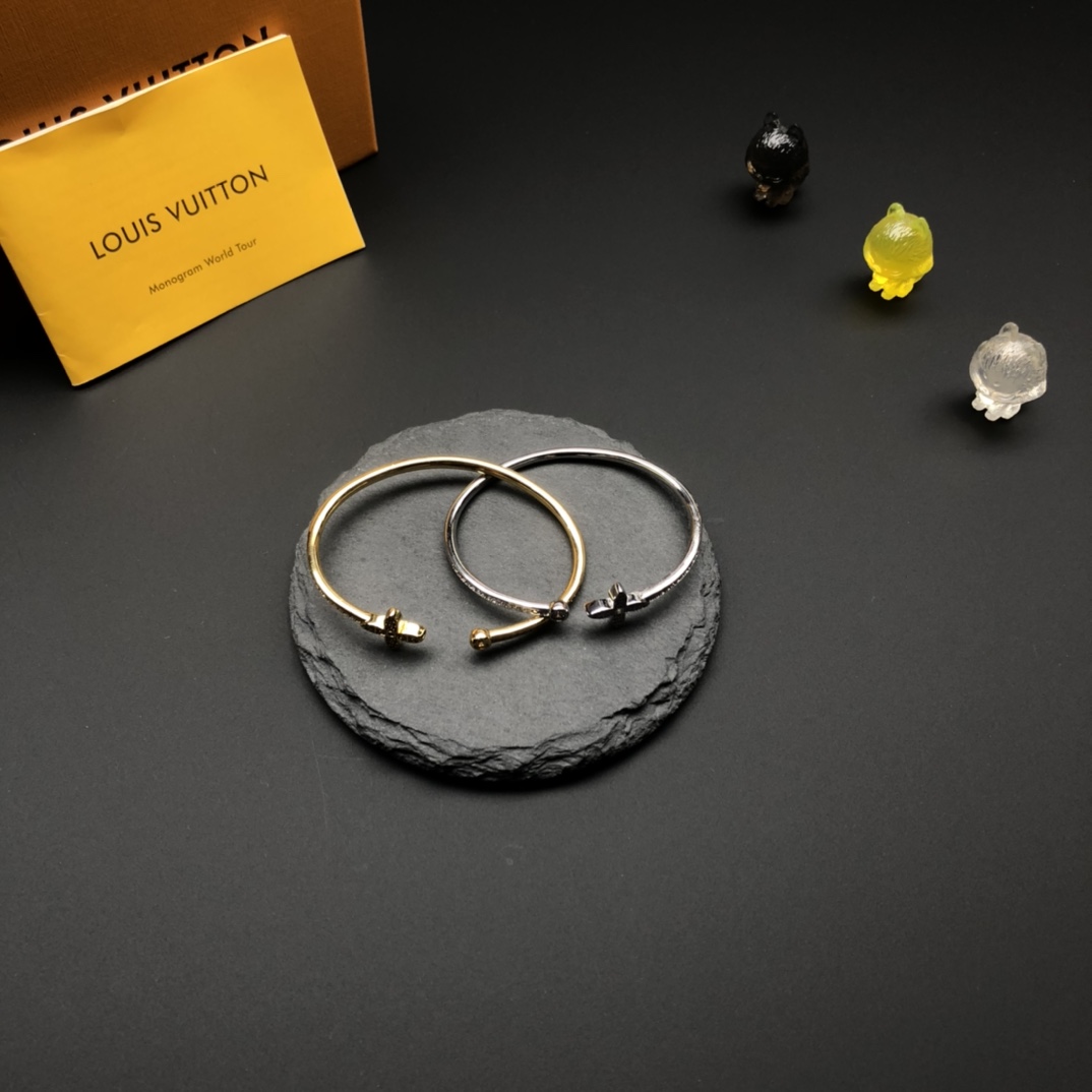 Louis Vuitton Bracelet: Timeless Elegance, Adjustable Fit - Style Q95690