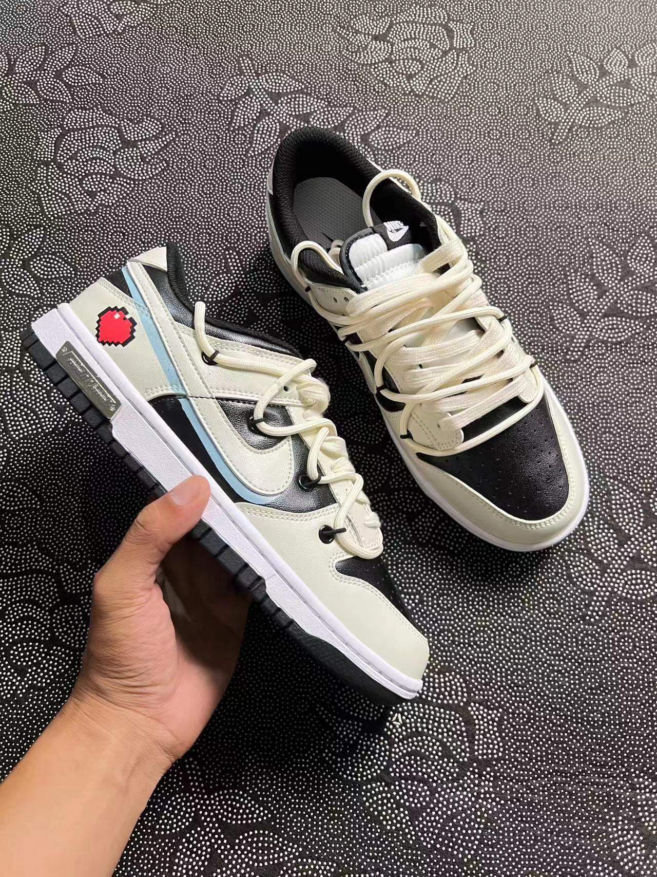 ? 正品定制 Nike Dunk Low 熊猫恶作剧反转爱心做旧板鞋 黑白熊猫?