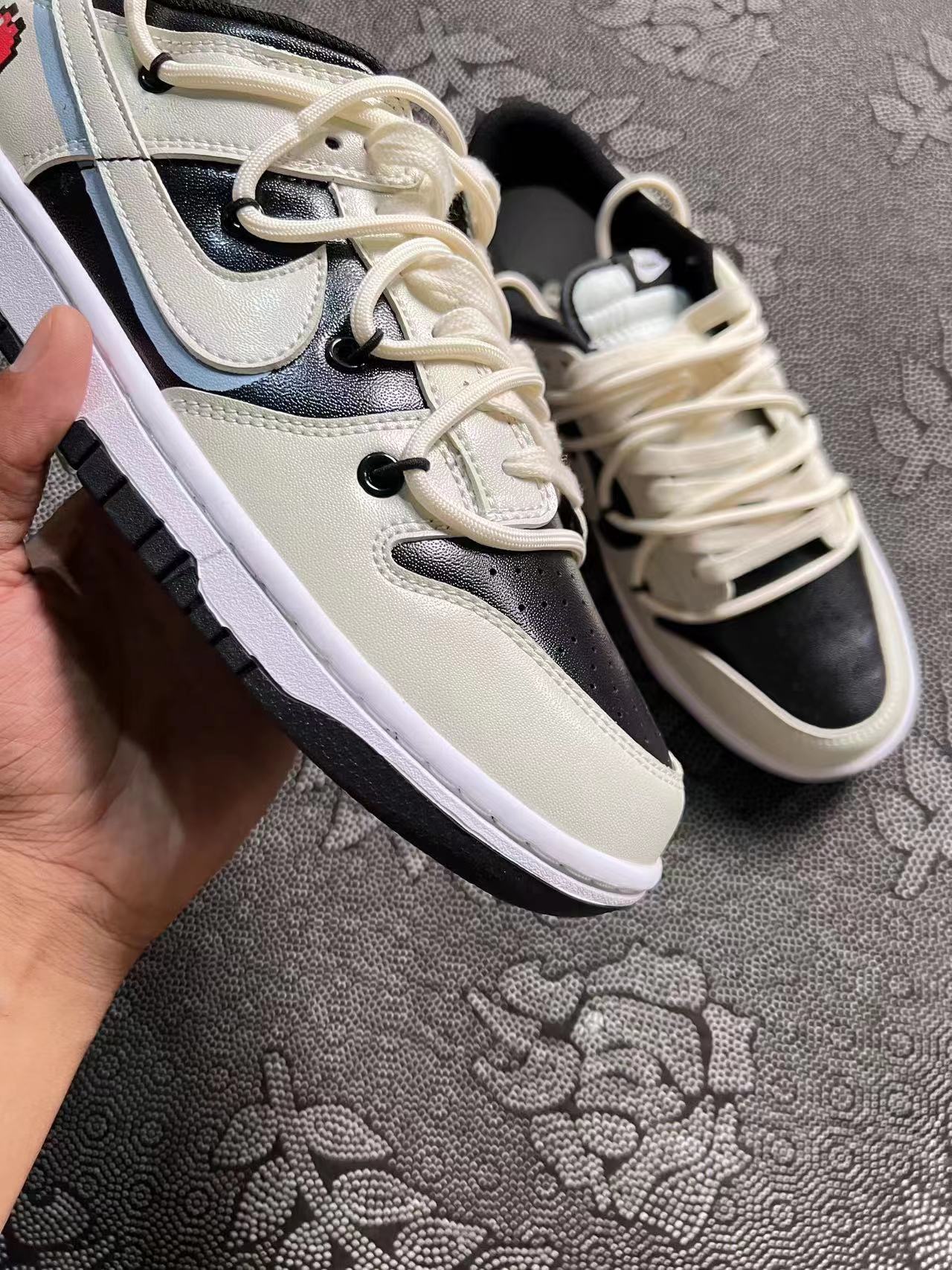 ? 正品定制 Nike Dunk Low 熊猫恶作剧反转爱心做旧板鞋 黑白熊猫?