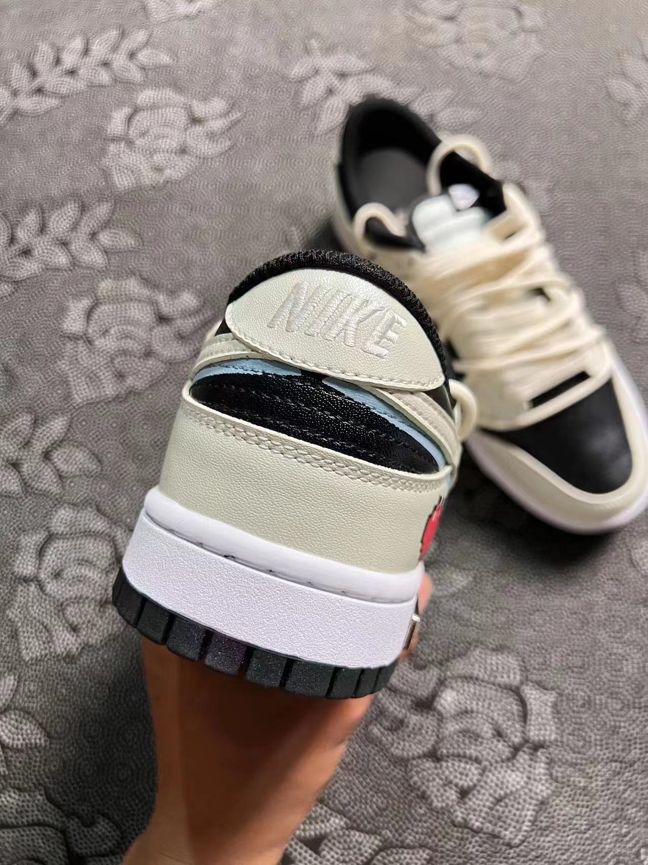 ? 正品定制 Nike Dunk Low 熊猫恶作剧反转爱心做旧板鞋 黑白熊猫?